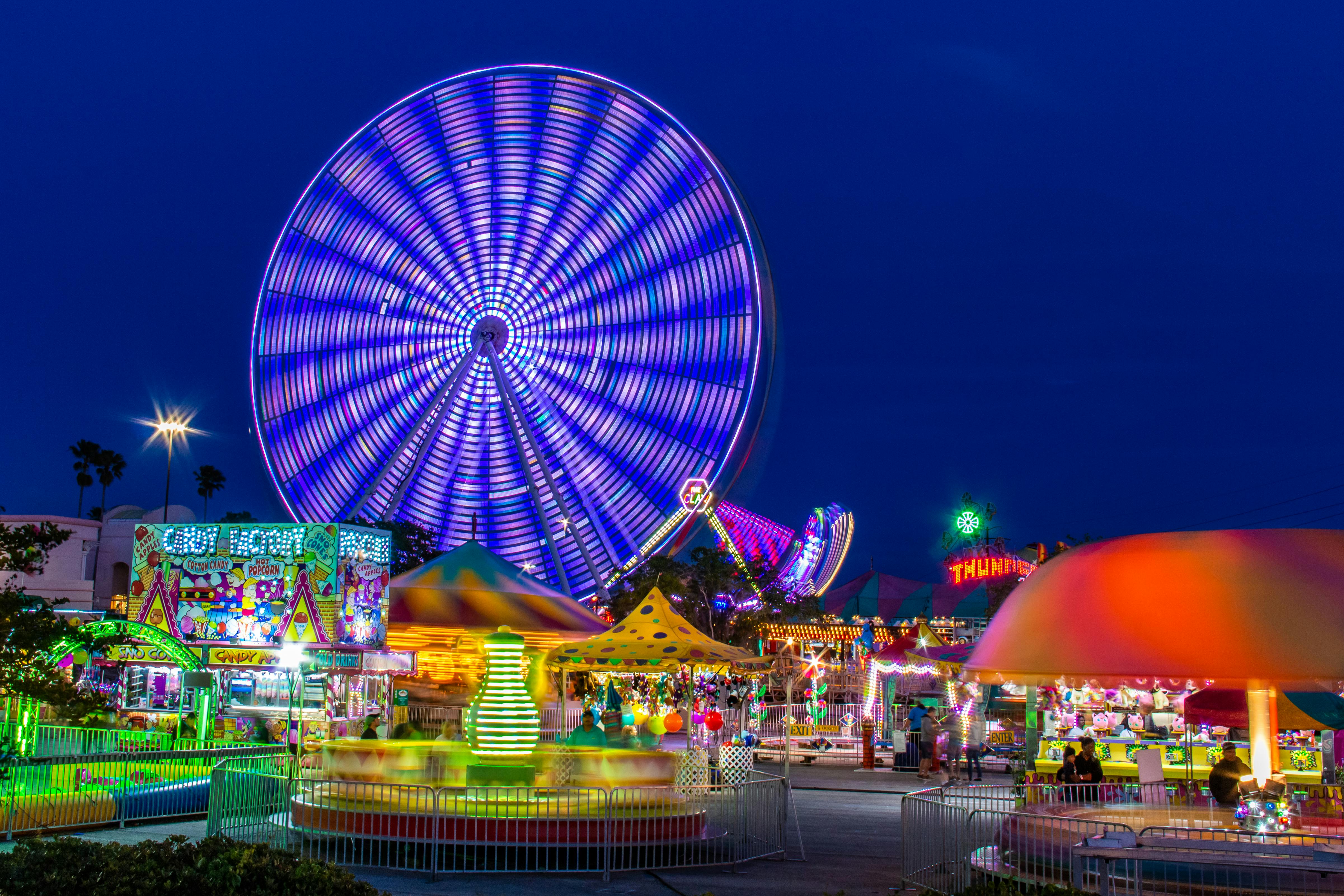 An amusement park at night | Source: Pexels