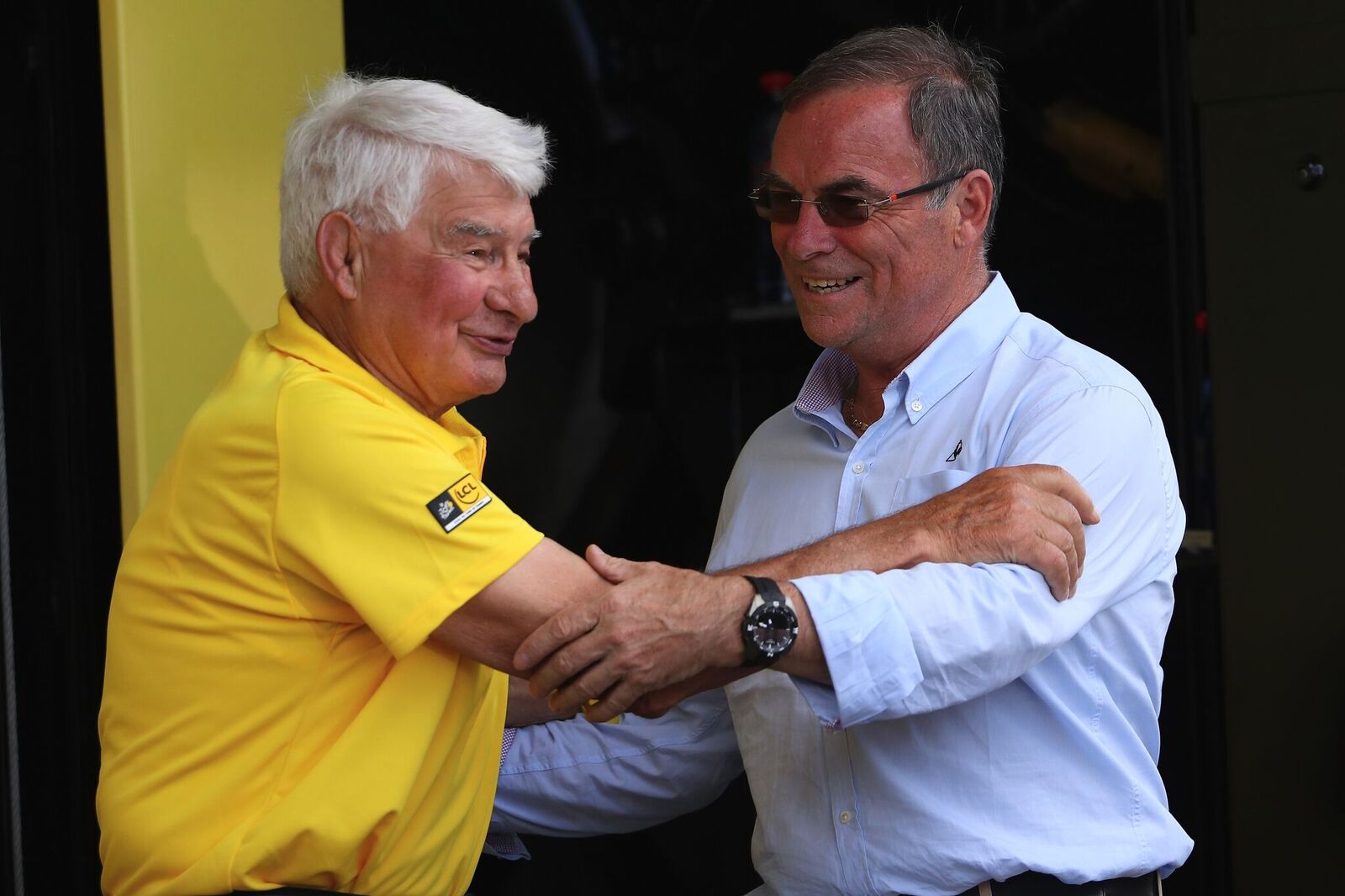 Limoges, France - 05 juillet : L'ancien coureur professionnel Raymond Poulidor (à gauche) aux côtés du vainqueur du Tour de France à cinq reprises, Bernard Hinault (à droite) lors de la cérémonie de présentation de la quatrième étape du Tour de France de Saumar à Limoges le 5 juillet 2016 à Limoges, France. (Source : Getty Images)