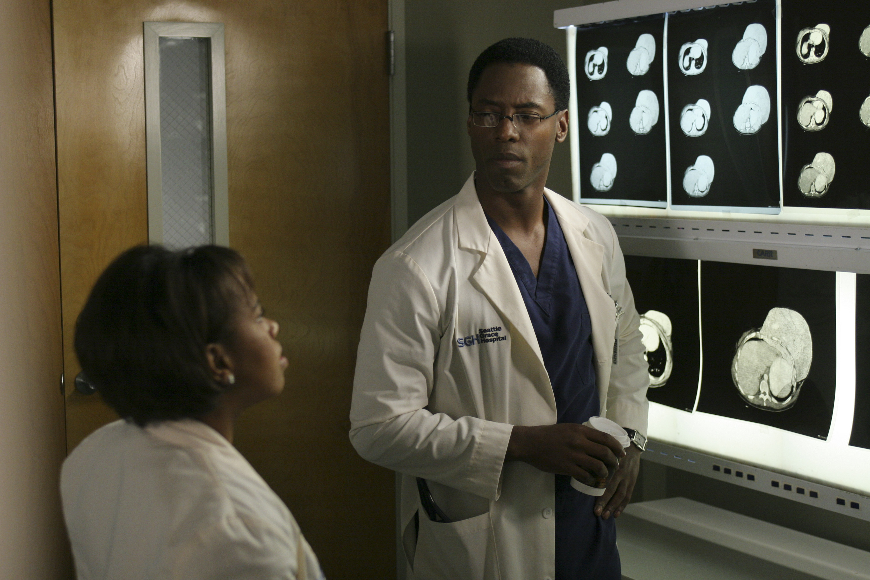 Isaiah Washington and Chandra Wilson during a scene from the "Grey's Anatomy" episode "If Tomorrow Never Comes" on February 17, 2005 | Source: Getty Images