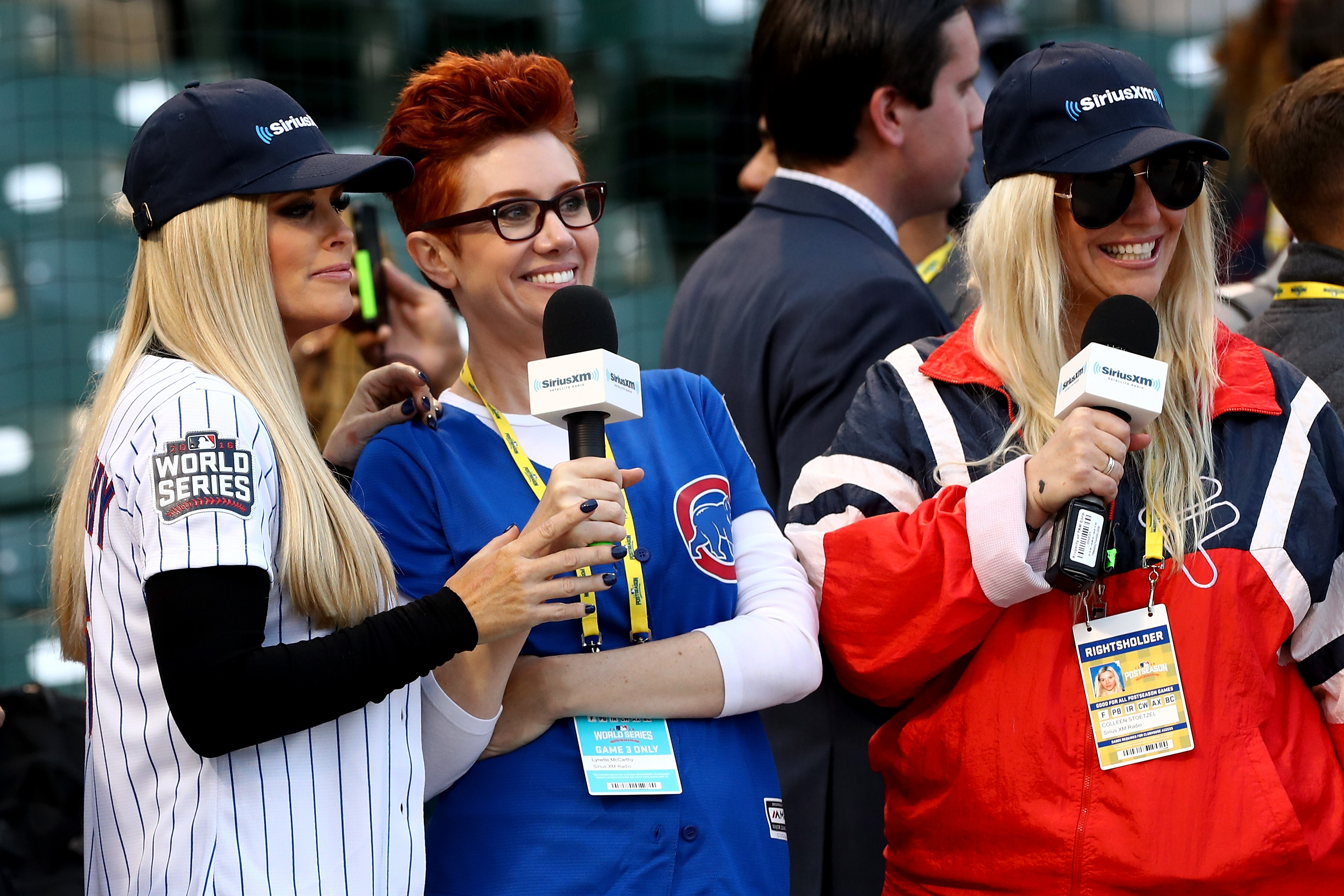 Jenny McCarthy, Lynette McCarthy and Colleen Stoetzel watch batting practice before Game Three of the 2016 World Series between the Chicago Cubs and the Cleveland Indians at Wrigley Field on October 28, 2016, in Chicago, Illinois | Source: Getty Images