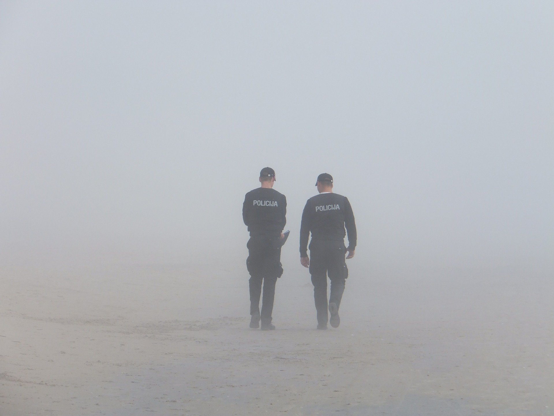 Two police officers at the seaside | Source: Pixabay