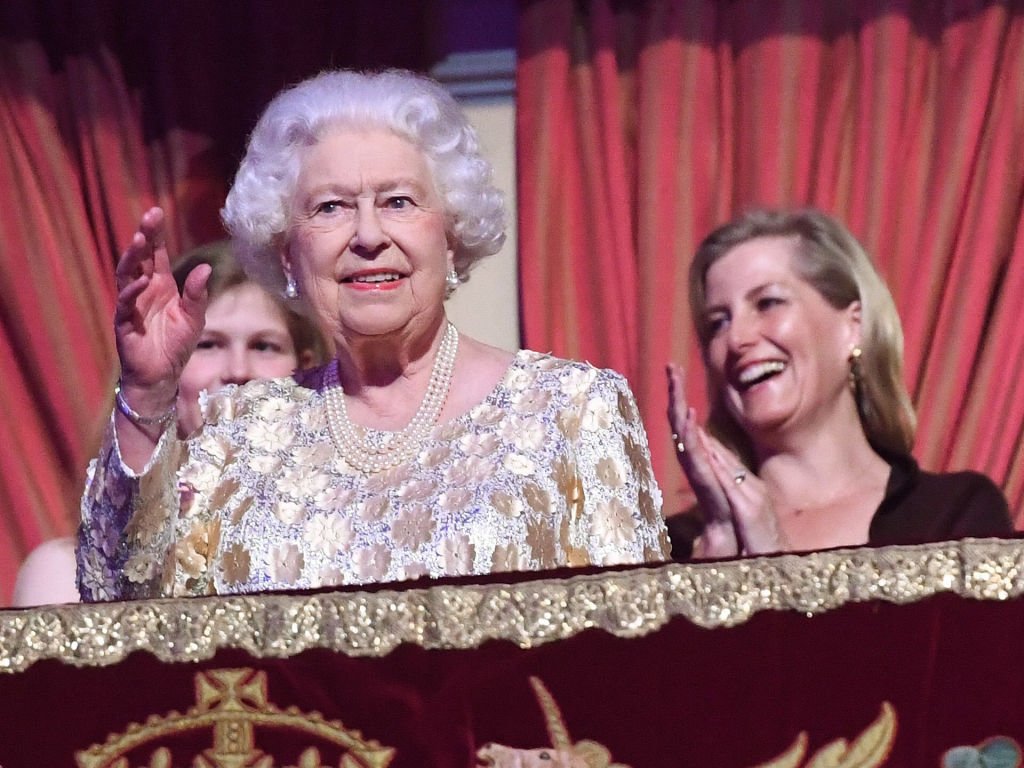 Sophie, condesa de Wessex, observa a la reina Elizabeth II saludando a la audiencia en el Royal Albert Hall el 21 de abril de 2018 en Londres, Inglaterra. | Foto: Getty Images