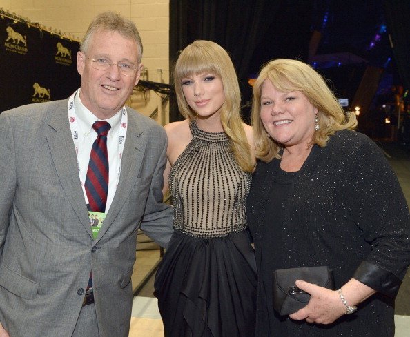  Scott Swift, singer Taylor Swift and Andrea Swift attend the 48th Annual Academy of Country Music Awards at the MGM Grand Garden Arena on April 7, 2013 | Photo: Getty Images