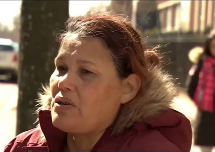Gloria Galiano, madre de Benie declara afuera del hospital | Foto: YouTube/Primer Impacto Gloria Galiano, madre de Benie declara afuera del hospital | Foto: YouTube/Primer Impacto