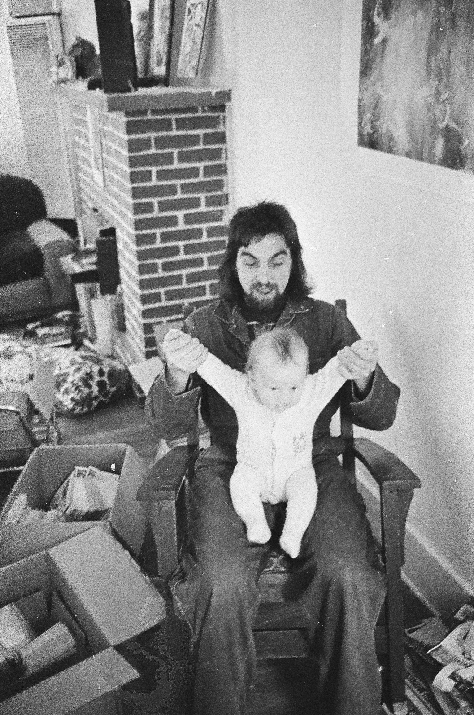 The boy and his father pose for a portrait in their home in July 1975 in Hollywood, California | Source: Getty Images