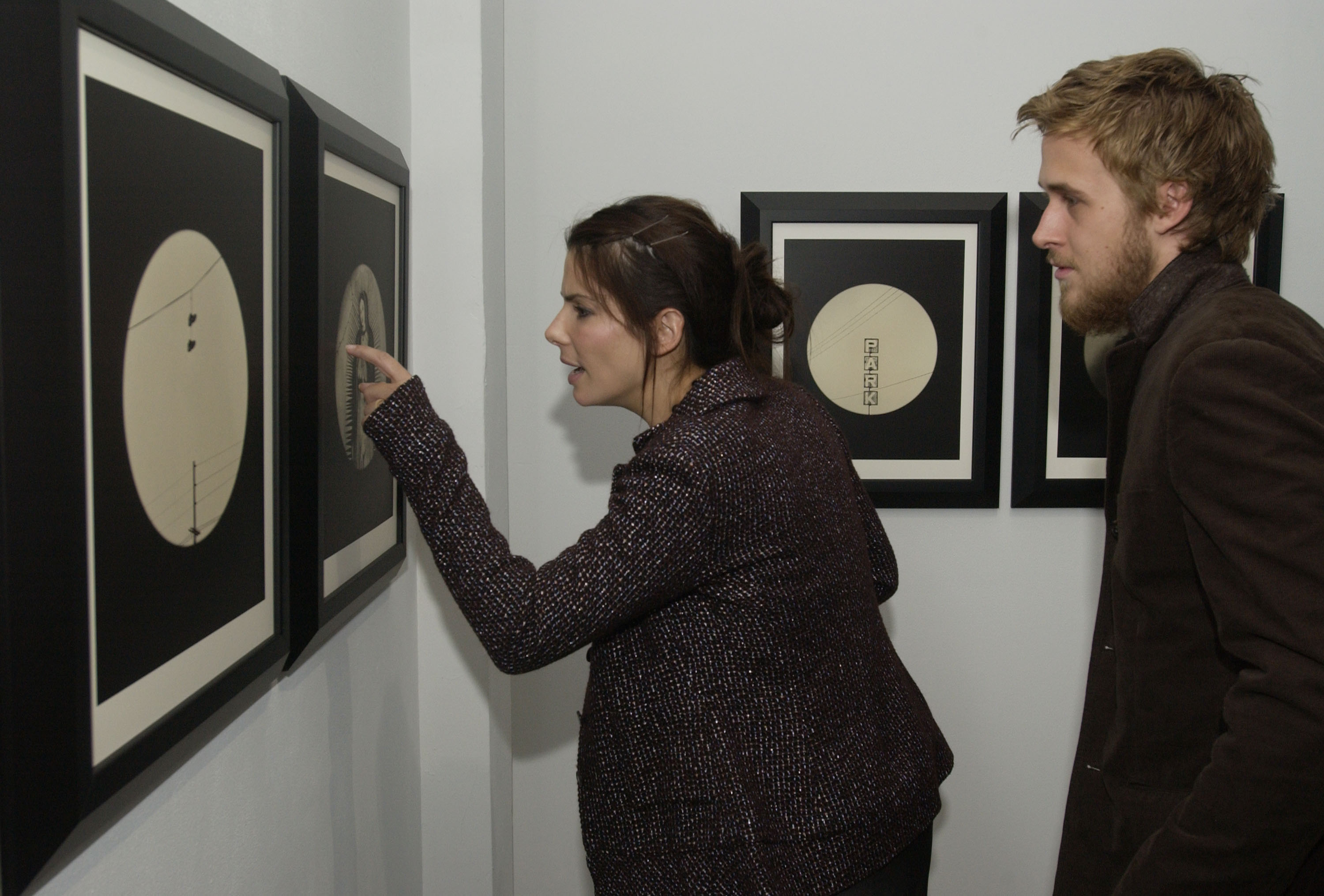 Sandra Bullock and Ryan Gosling at the artist's reception for photographer Dan Winters' gallery showing entitled "La Ciudad," on September 14, 2002, in Los Angeles | Source: Getty Images