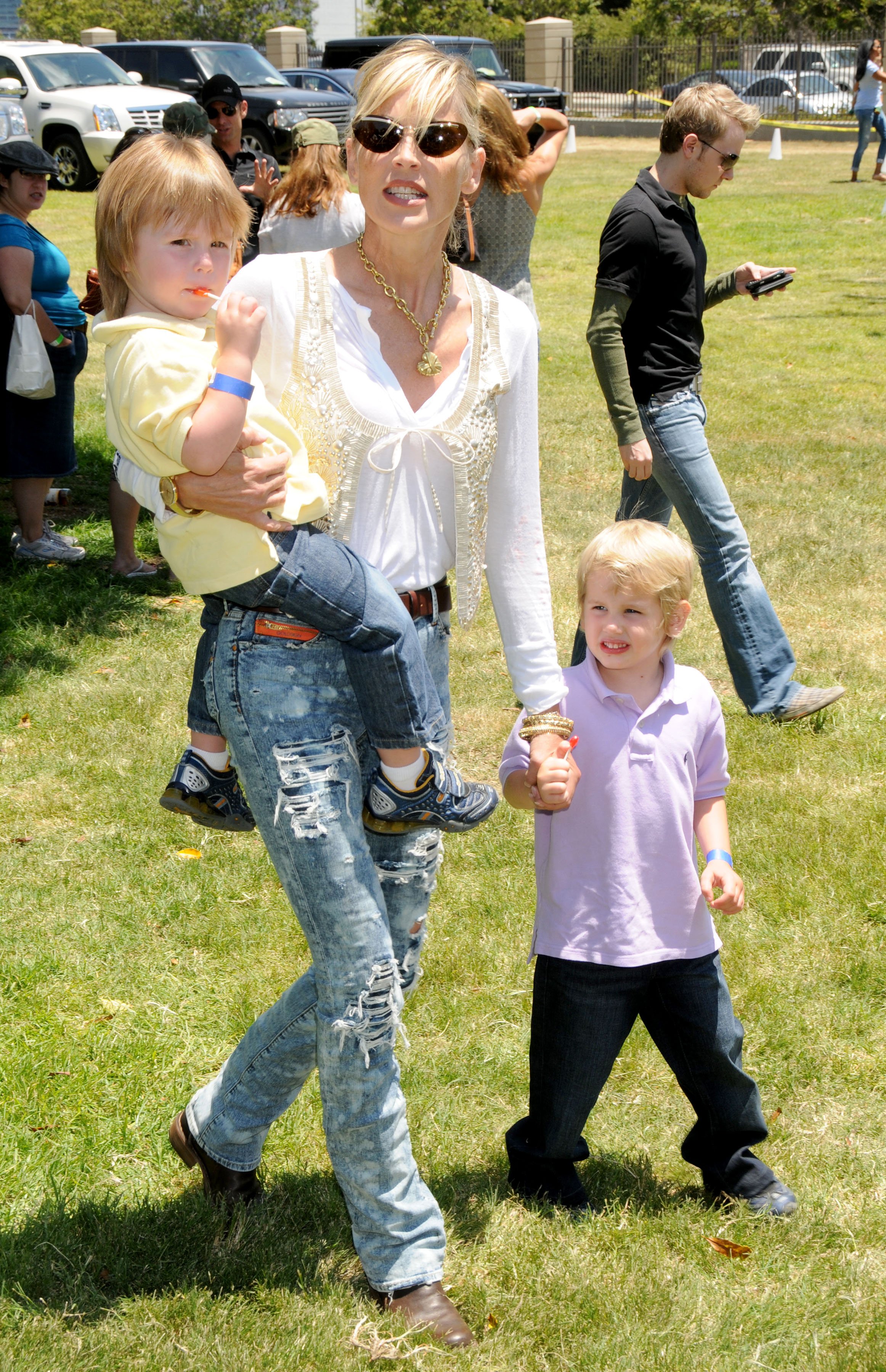 Sharon Stone and sons Quinn and Laird at the 20th Anniversary "A Time For Heroes" Celebrity Carnival on June 7, 2009. | Photo: Getty Images