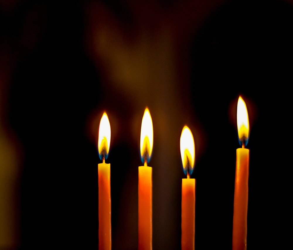 A photo Candles burning in a church. | Photo: Shutterstock