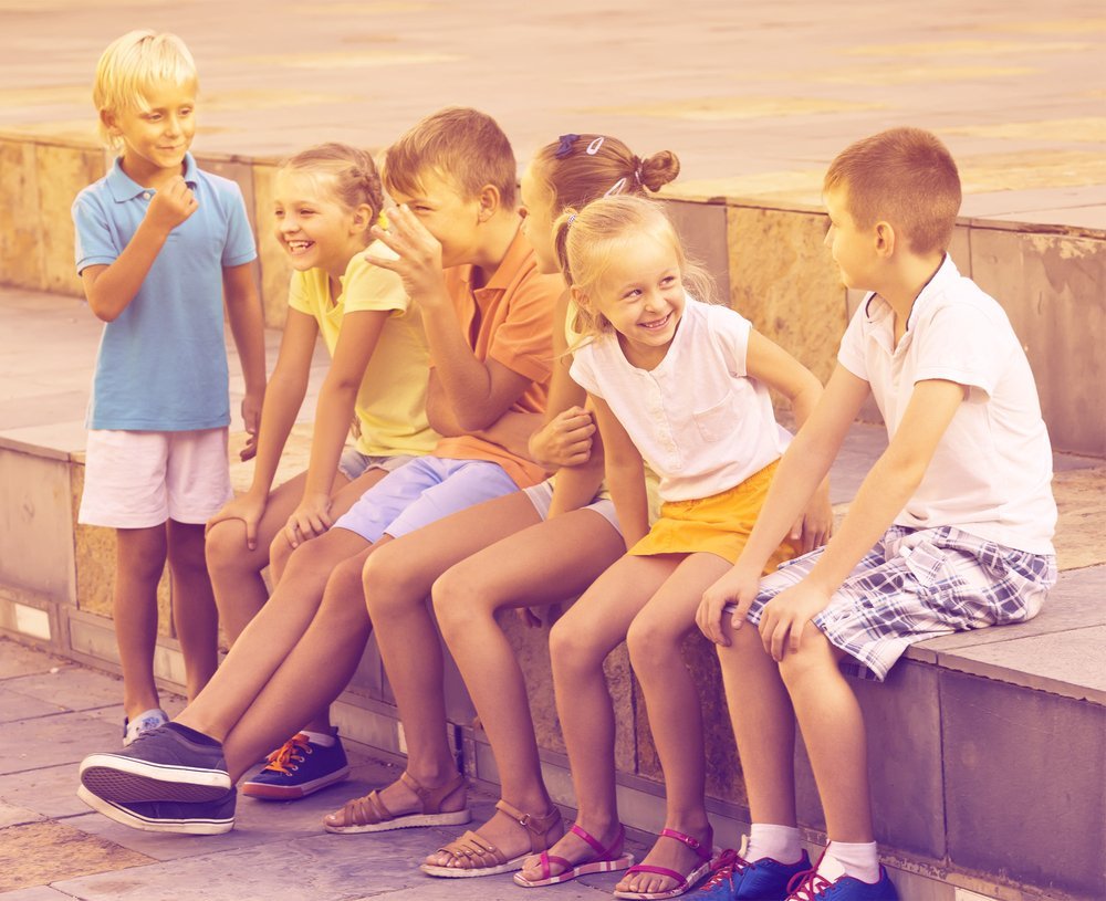 Group of kids laughing. | Photo: Shutterstock