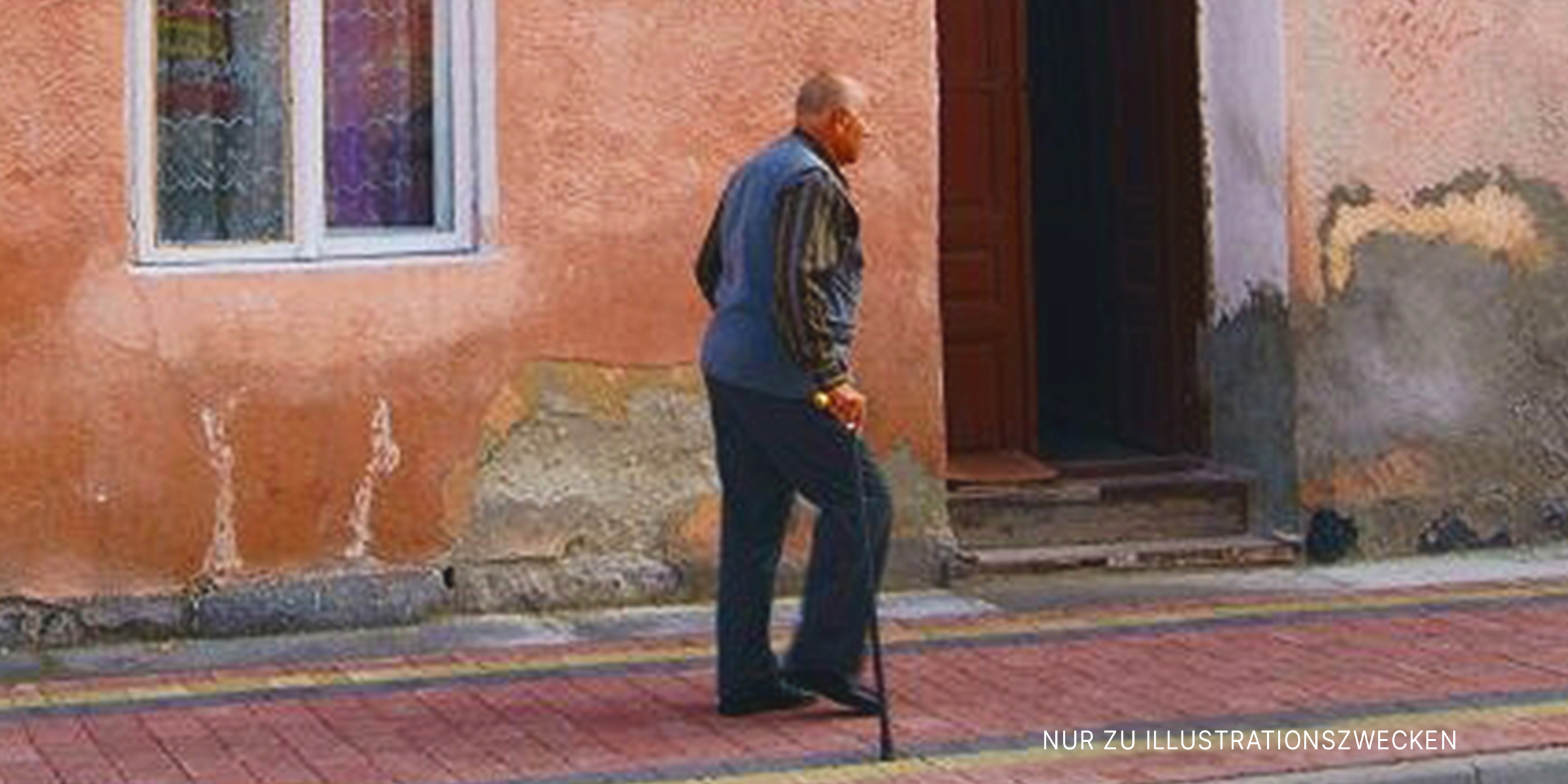 Alter Mann geht vor einem Haus spazieren. | Quelle: Flickr / Isabel Sommerfeld (CC BY 2.0)