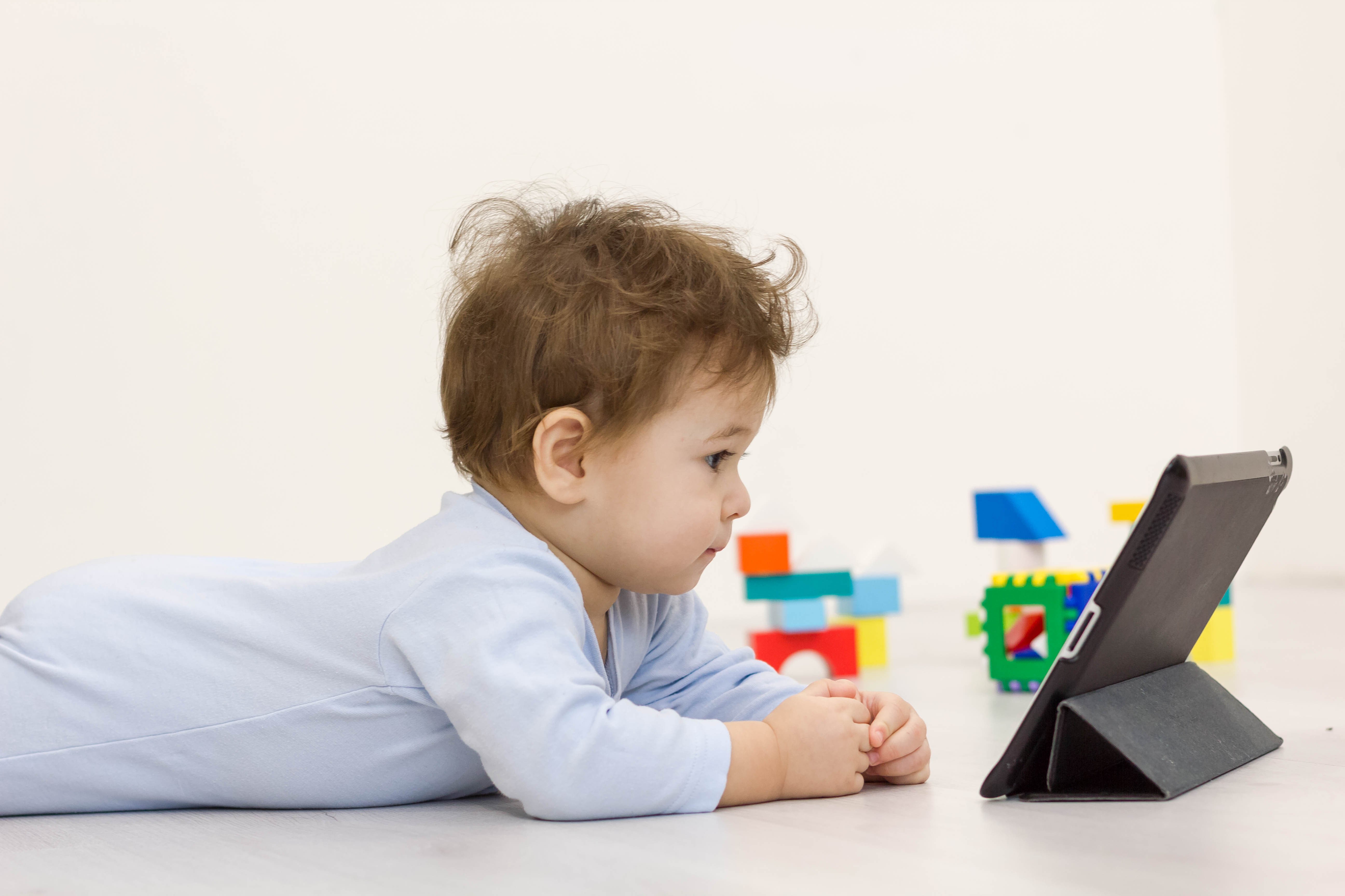 Baby schaut Cartoons auf dem Tablet-Computer | Quelle: Shutterstock