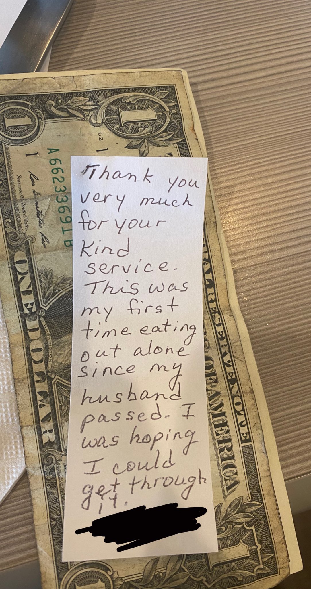 A viral note that was left behind by an elderly woman as a way to thank her kind waitress | Photo: Twitter/alienpopstarr