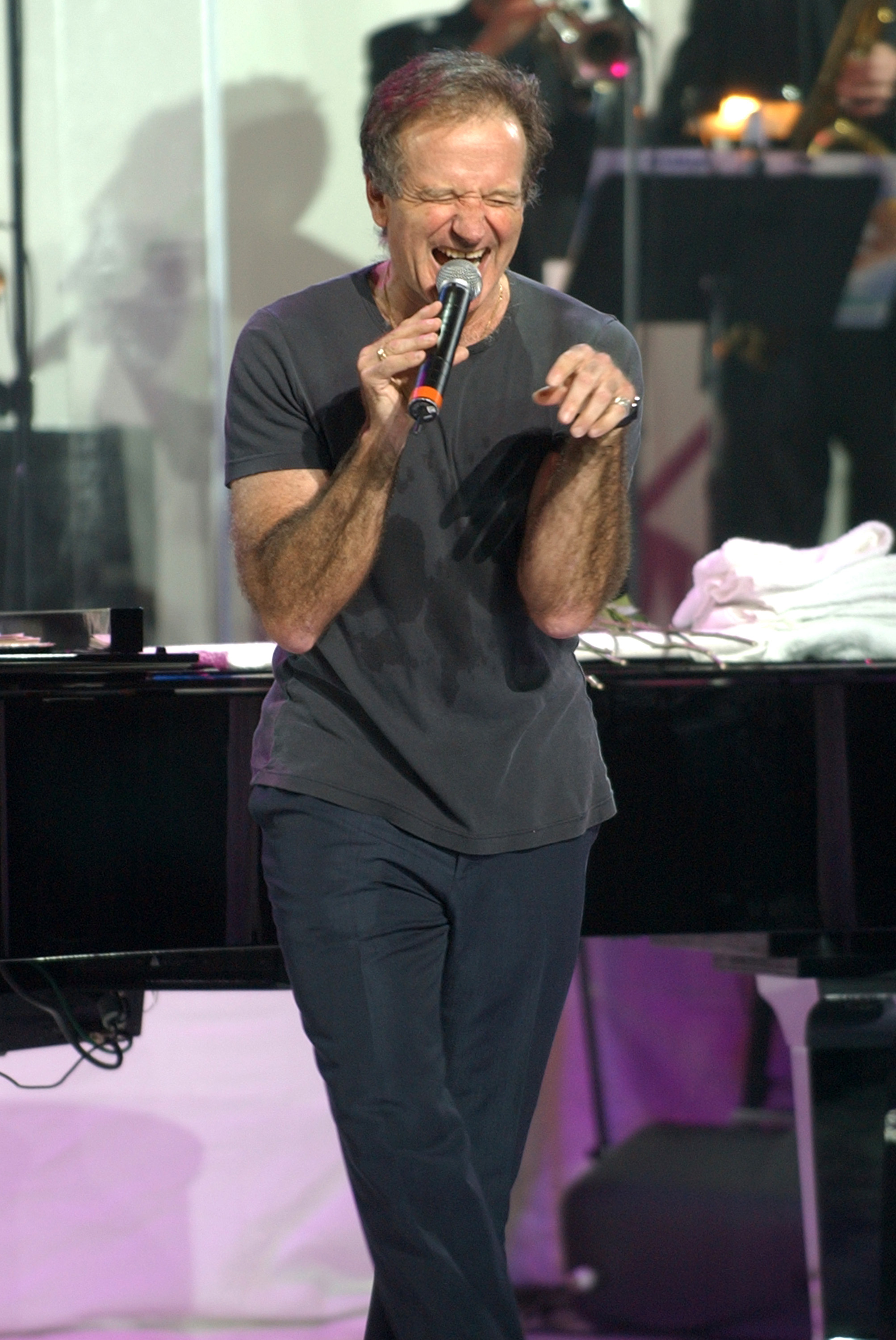 Robin Williams performing during St. Jude Children's Research Hospital's "Shower of Stars" 40th Anniversary event on April 26, 2003, in Memphis, Tenessee. | Source: Getty Images