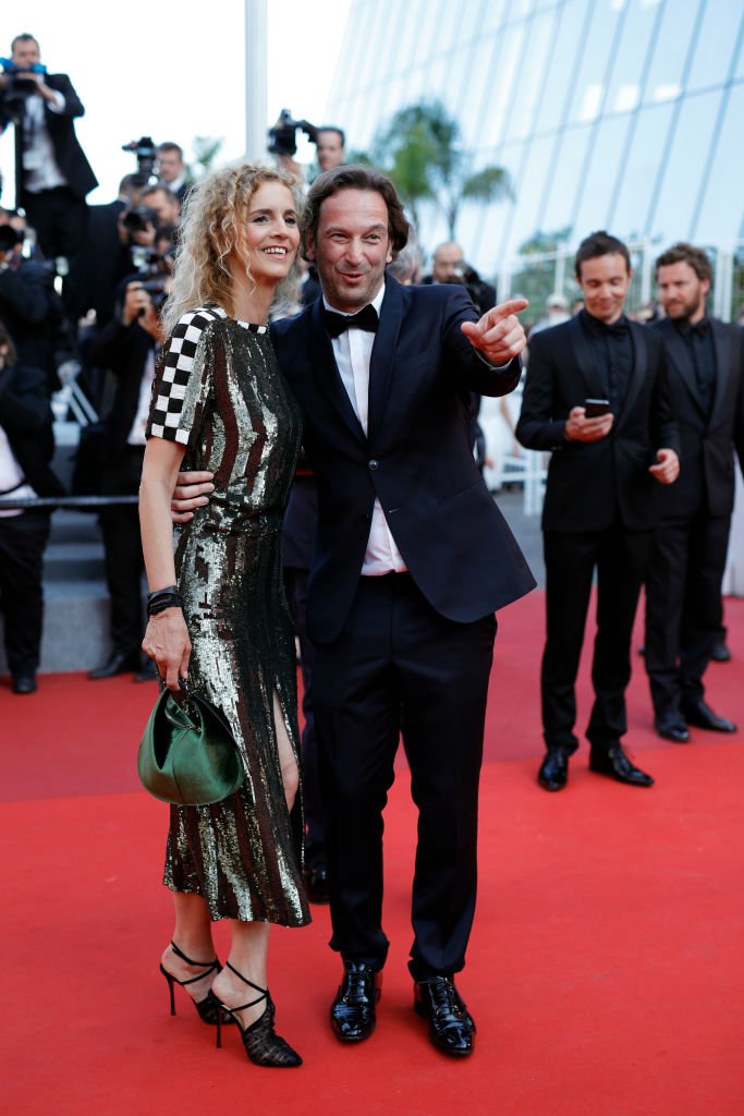 Delphine De Vigan et François Busnel quittent la projection de "Basé sur une histoire vraie" lors du 70e Festival du film de Cannes au Palais des Festivals le 27 mai 2017 à Cannes, France. | Photo :Getty Images Delphine De Vigan et François Busnel quittent la projection de "Basé sur une histoire vraie" lors du 70e Festival du film de Cannes au Palais des Festivals le 27 mai 2017 à Cannes, France. | Photo :Getty Images