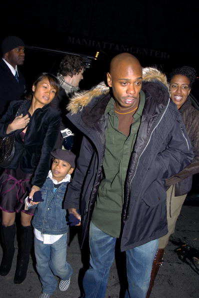 Dave Chappelle with his wife, Elaine, and son Sulayman at the Loew's 34th Street theater | Photo: Getty Images