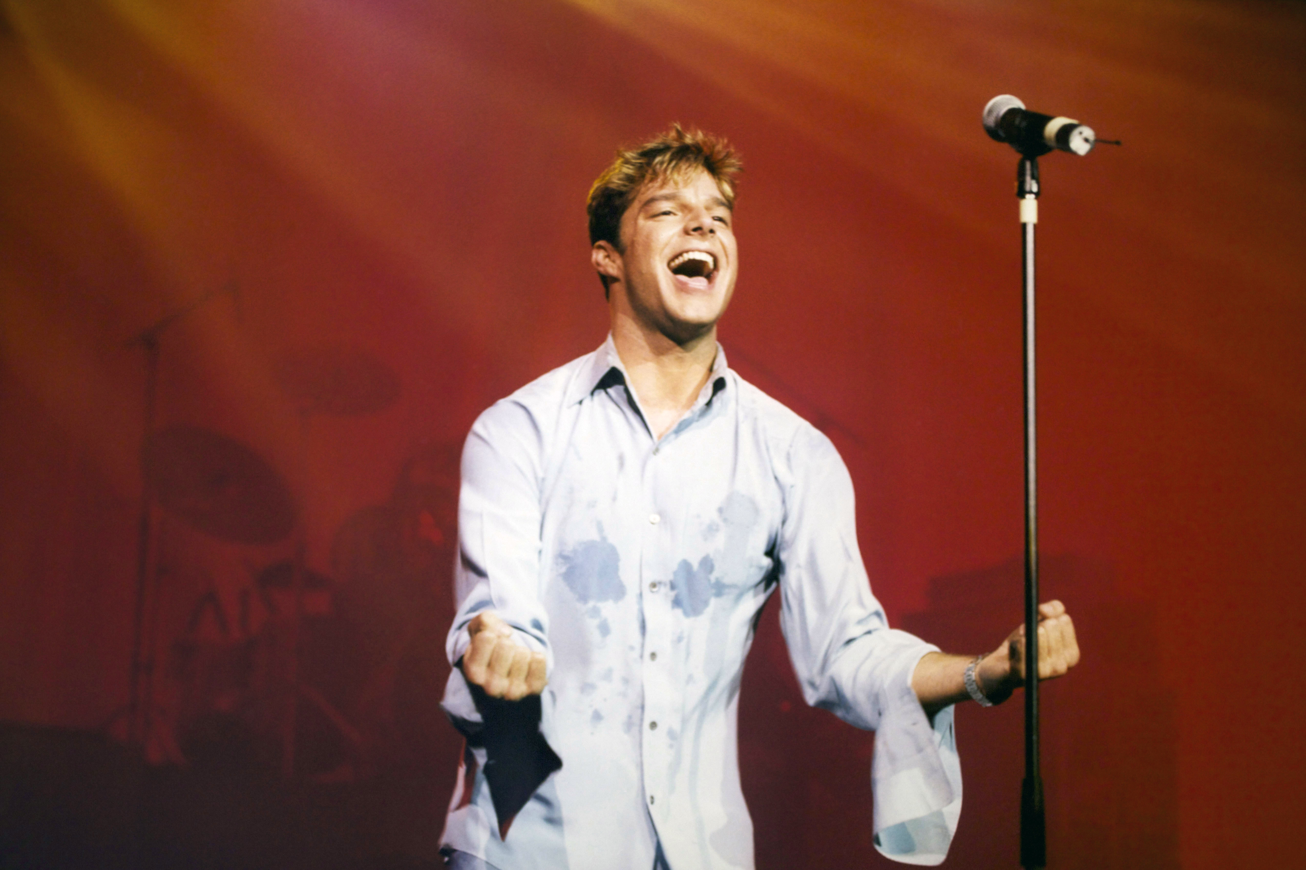 Ricky Martin performs at the Zénith on December 5, 1997, in Paris, France. | Source: Getty Images