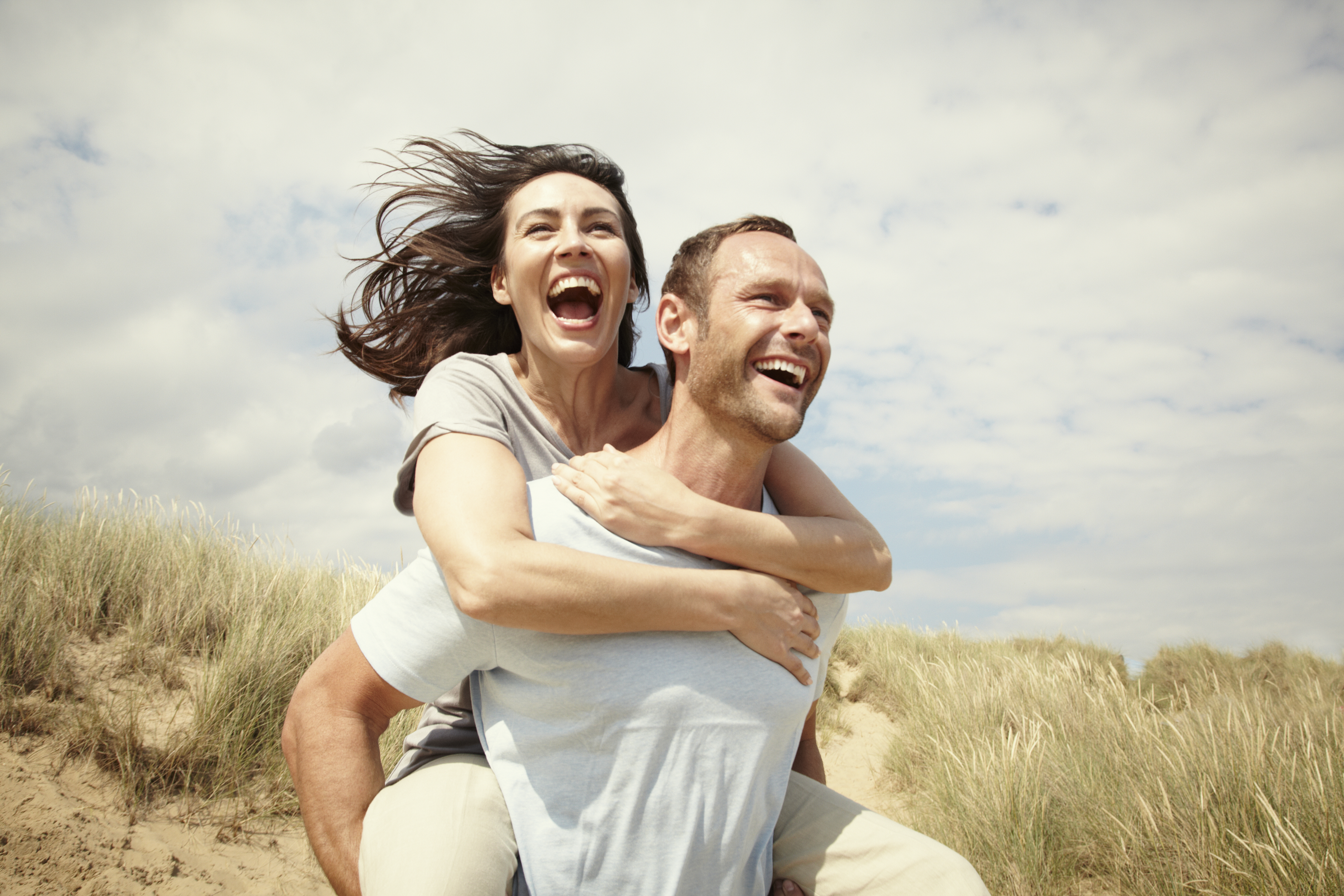 Couple enjoying day out at the beach | Source: Getty Images