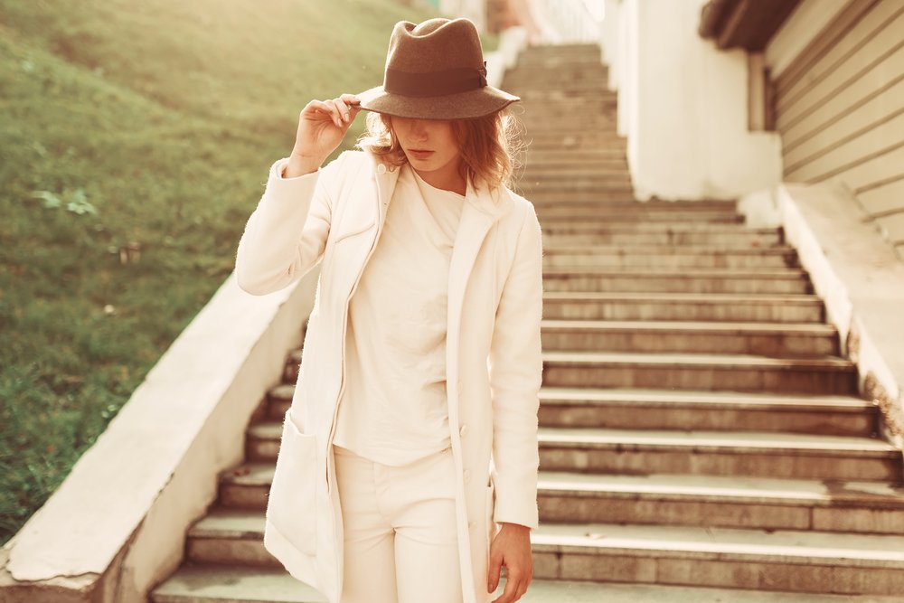 Modelo femenina luciendo un atuendo blanco. I Foto: Shutterstock. Modelo femenina luciendo un atuendo blanco. I Foto: Shutterstock.