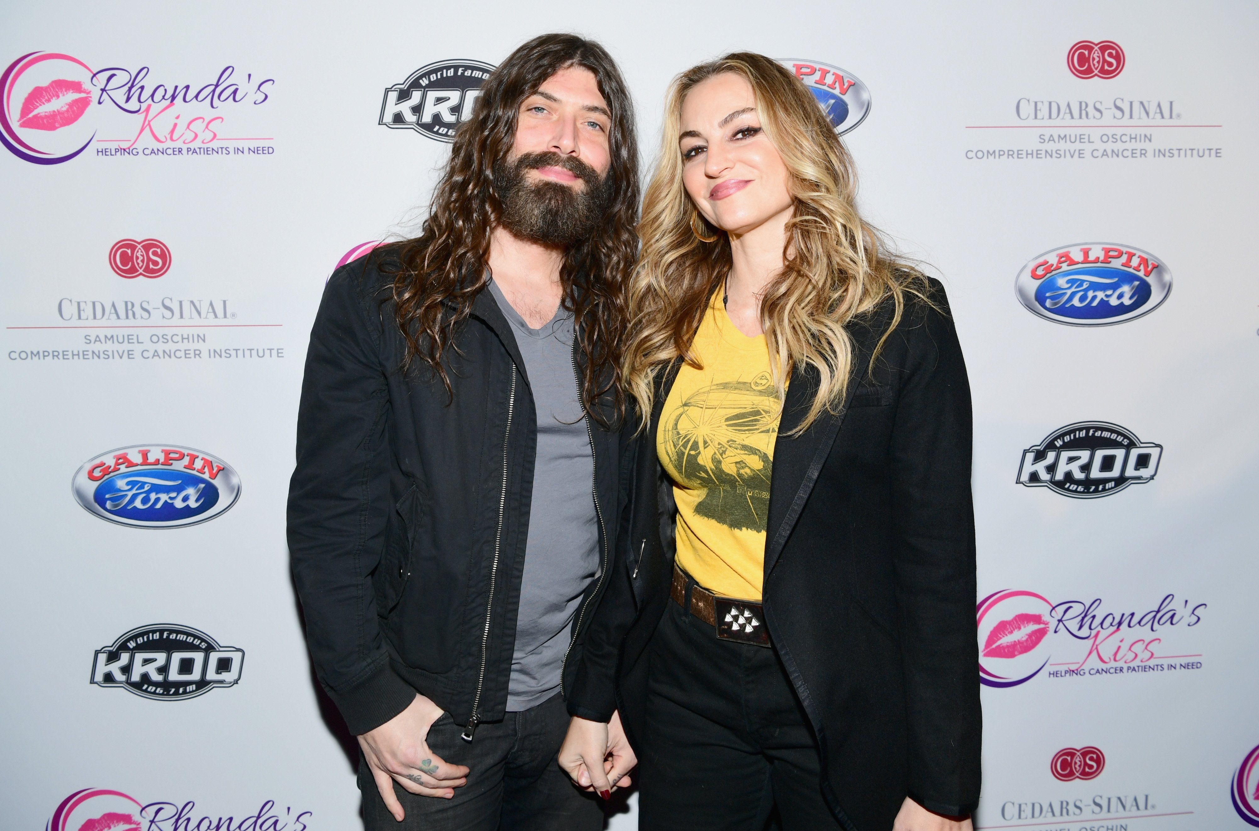 Michael Devin (L) and Drea de Matteo attend the 2017 Rhonda's Kiss Benefit Concert at Hollywood Palladium on December 8, 2017, in Los Angeles, California. | Source: Getty Images.