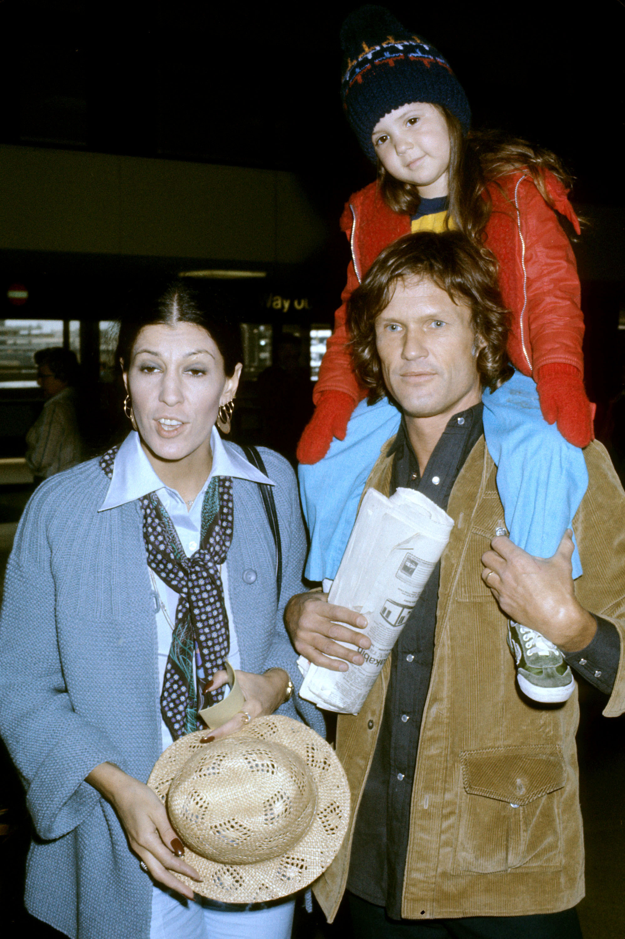 Kris Kristofferson with his wife and daughter at Heathrow Airport on November 25, 1977 | Source: Getty Images
