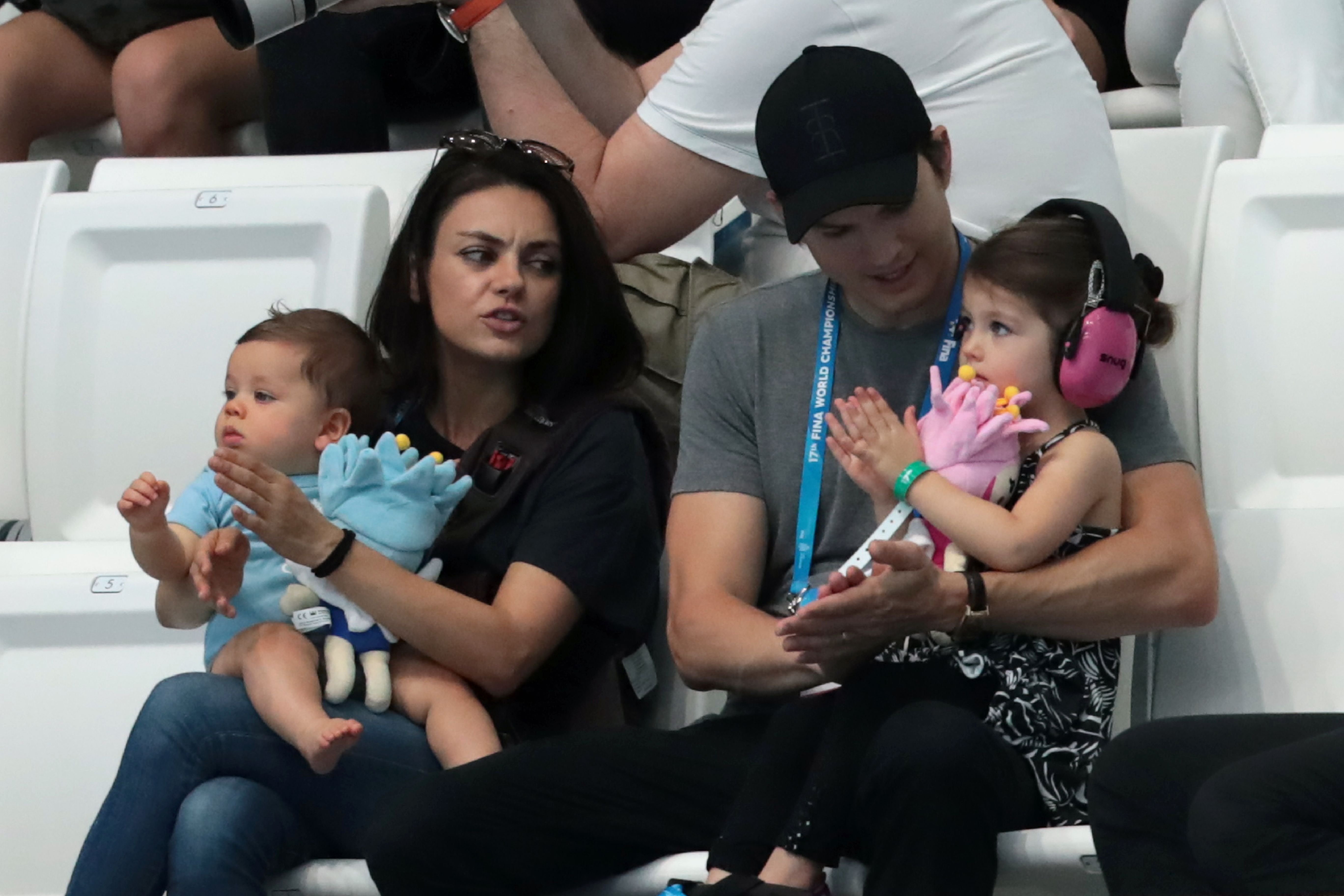Ashton Kutcher, Mila Kunis y sus hijos en el Campeonato Mundial FINA en Budapest, el 17 de julio de 2017. | Foto: Getty Images
