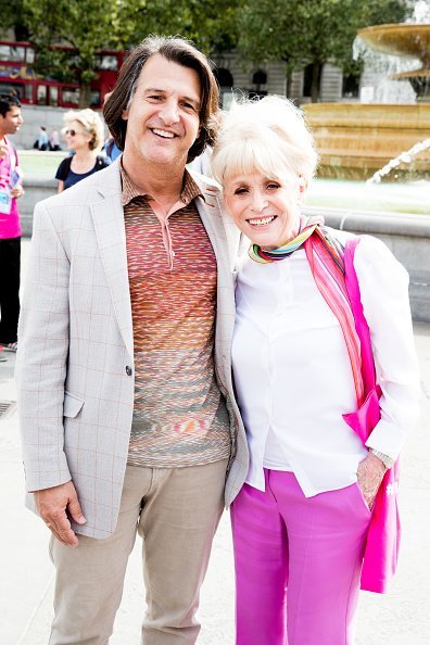 Dame Barbara Windsor and Scott Mitchell at Trafalgar Square in London. | Photo: Getty Images.