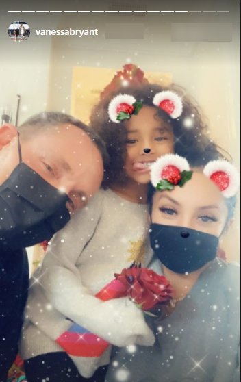 A selfie of Jeff Leatham, Vanessa Bryant, and her daughter Bianka with a Christmas filter. | Photo: Instagram/Vanessabryant