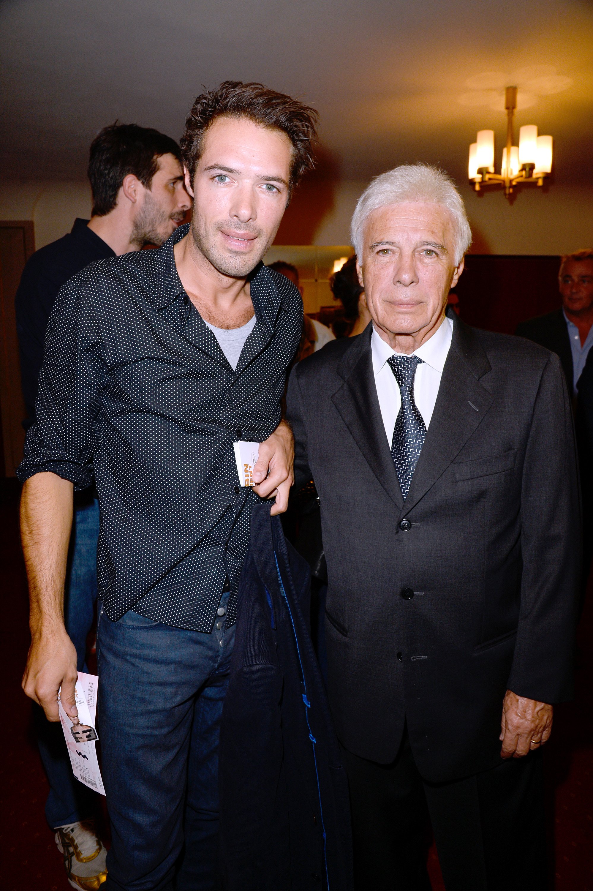 Guy Bedos et son fils Nicolas Bedos assistent à la première du spectacle de Muriel Robin "Robin revient 'Tsoin - Tsoin'" au théâtre de la Porte Saint-Martin à Paris le 23 septembre 2013 à Paris, France. | photo : Getty Images Guy Bedos et son fils Nicolas Bedos assistent à la première du spectacle de Muriel Robin "Robin revient 'Tsoin - Tsoin'" au théâtre de la Porte Saint-Martin à Paris le 23 septembre 2013 à Paris, France. | photo : Getty Images