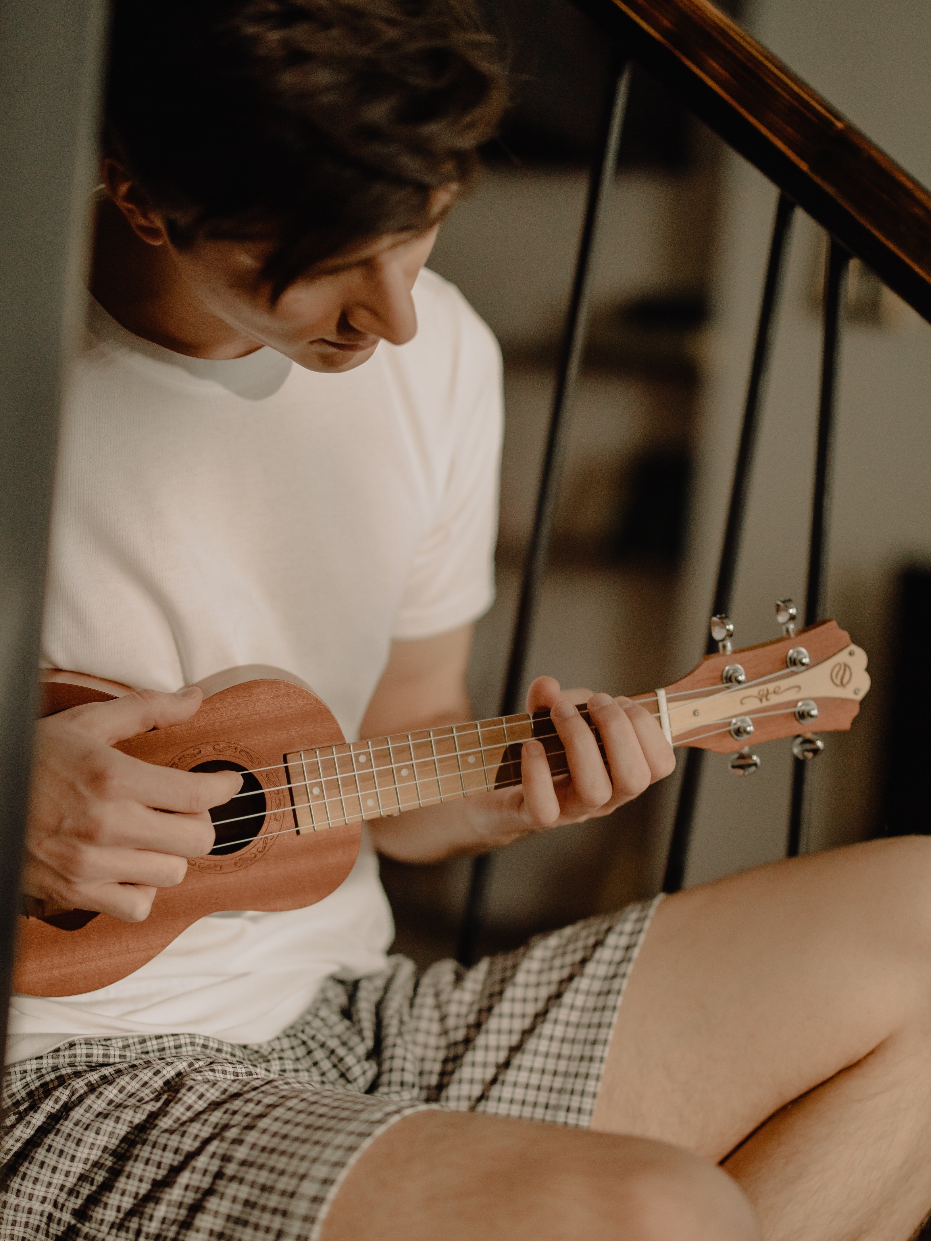 Un joven tocando un ukulele. | Foto: Pexels