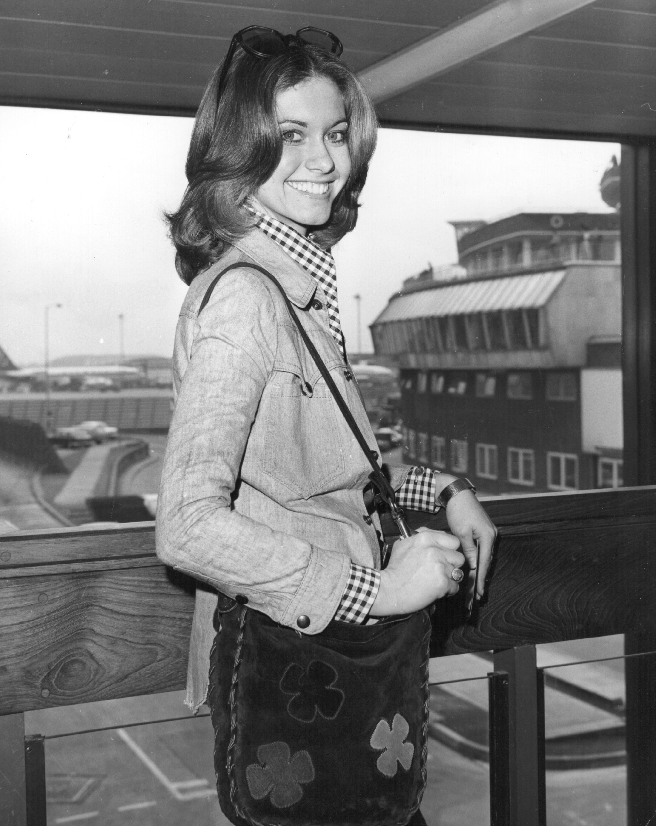Olivia Newton-John at the London Heathrow airport in 1973. | Source: Getty Images 