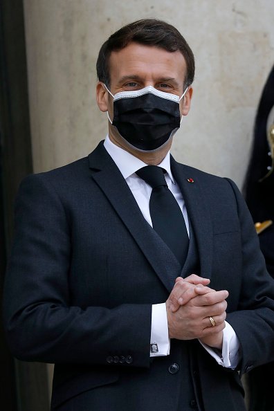 Le Président français Emmanuel Macron, portant un masque de protection. |Photo : Getty Images