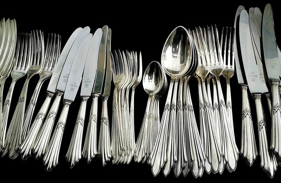 A photo of a utensil drawer with cutleries. | Photo: Pixabay