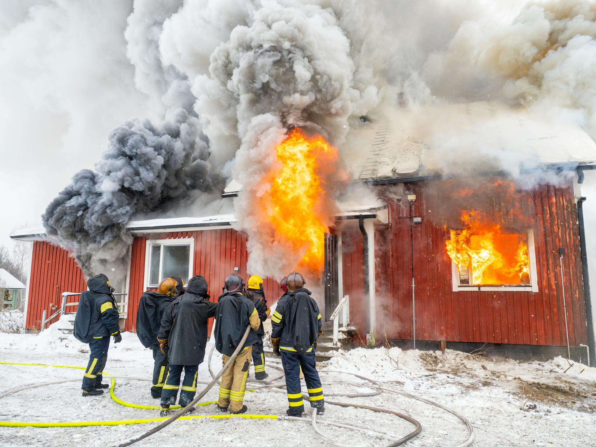 Thick smoke rising from a burning building | Source: Pexels