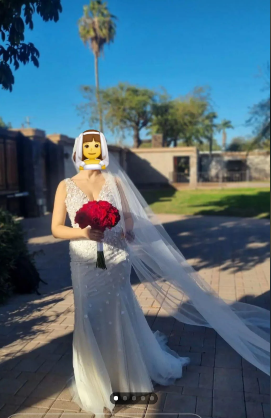 The bride before her wedding dress was ruined | Source: Reddit/r/weddingshaming