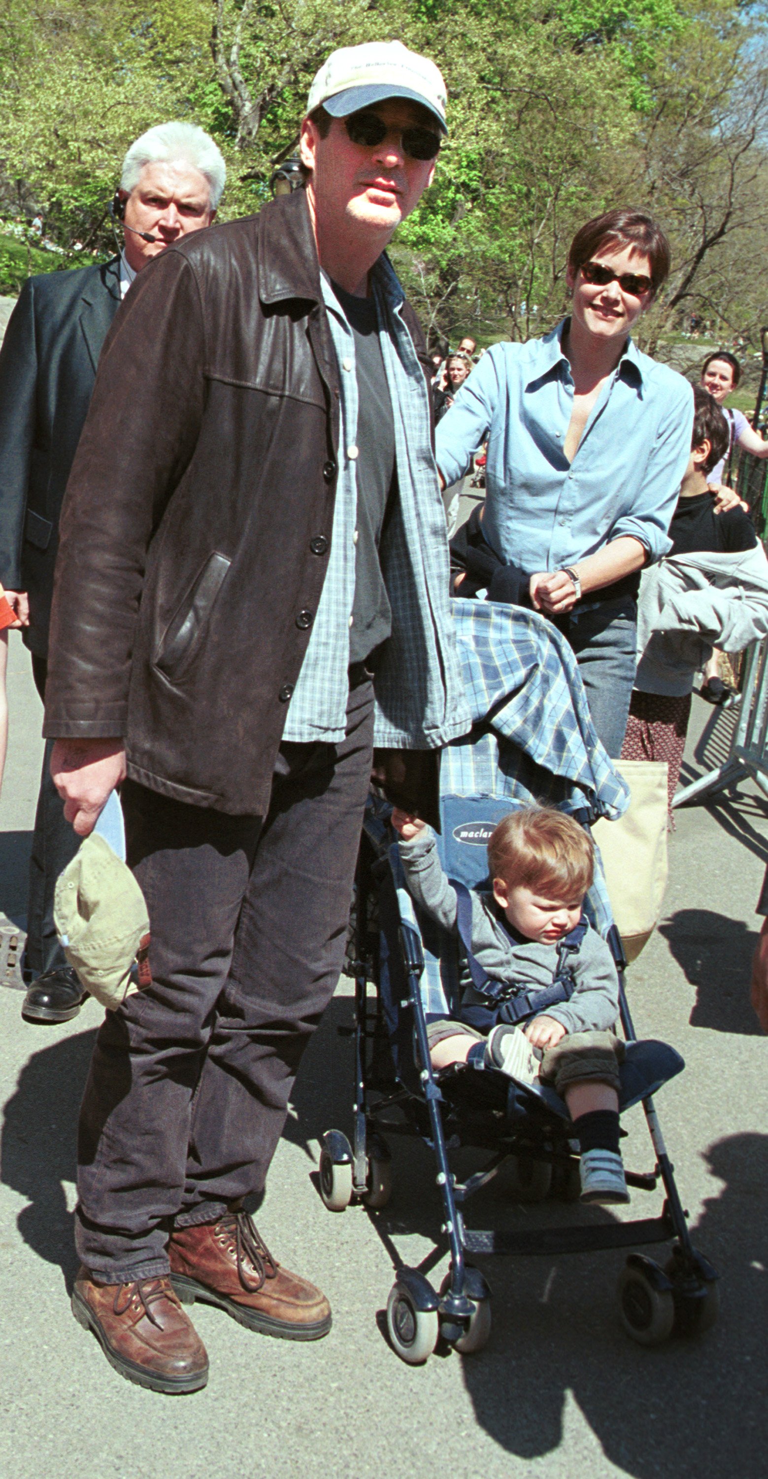 Richard Gere, die Schauspielerin Carey Lowell und ihr Sohn Homer James Jigme Gere kommen am 29. April 2001 zum "Kids for Kids"-Karneval im Central Park in New York City. ┃Quelle: Getty Images
