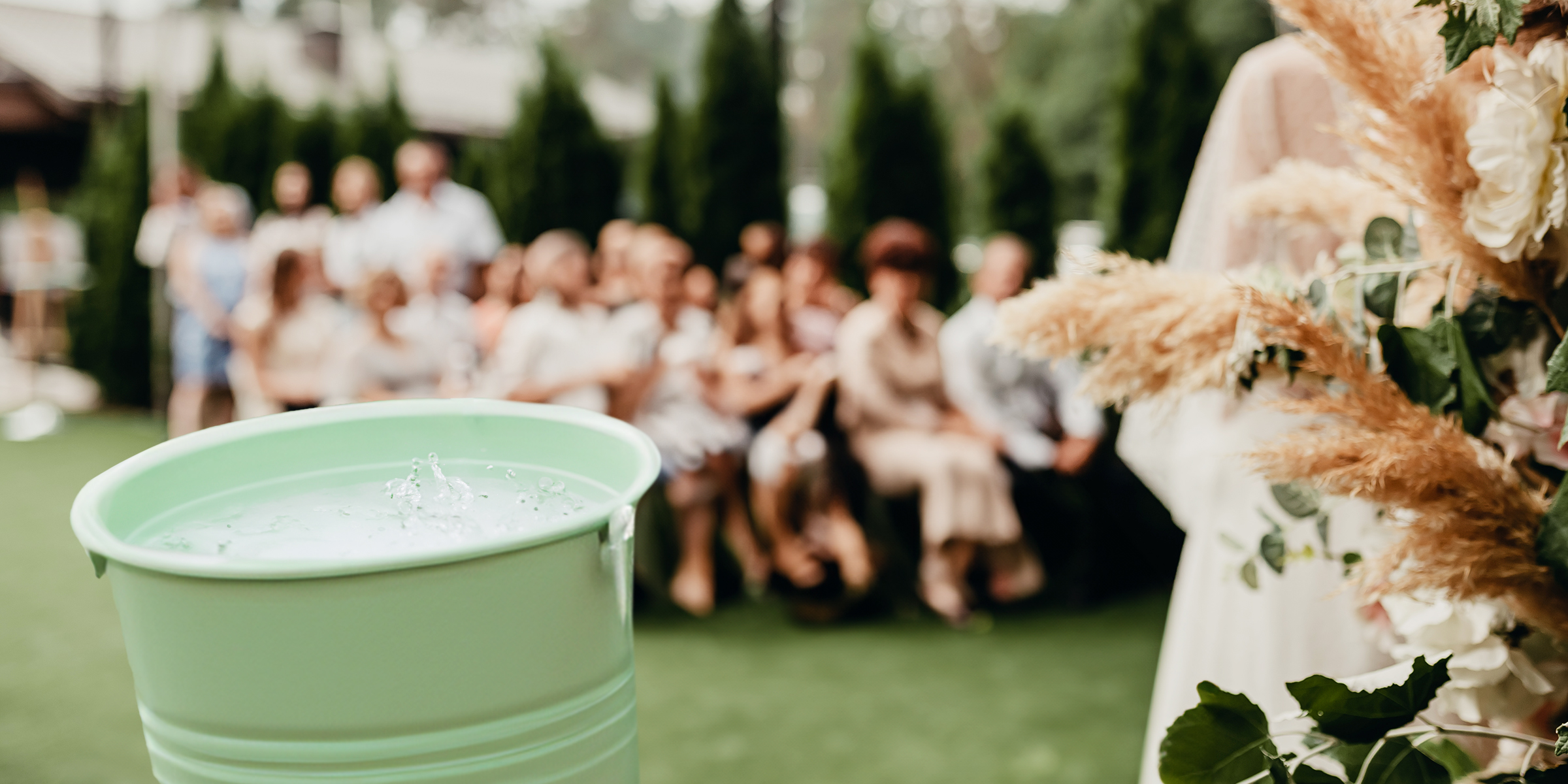 A bucket of water on a table at a wedding | Source: Shutterstock