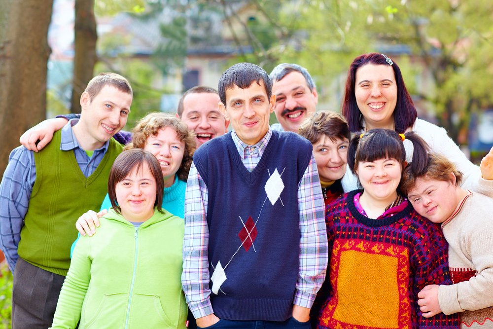 Grupo de personas felices con discapacidad. | Foto: Shutterstock