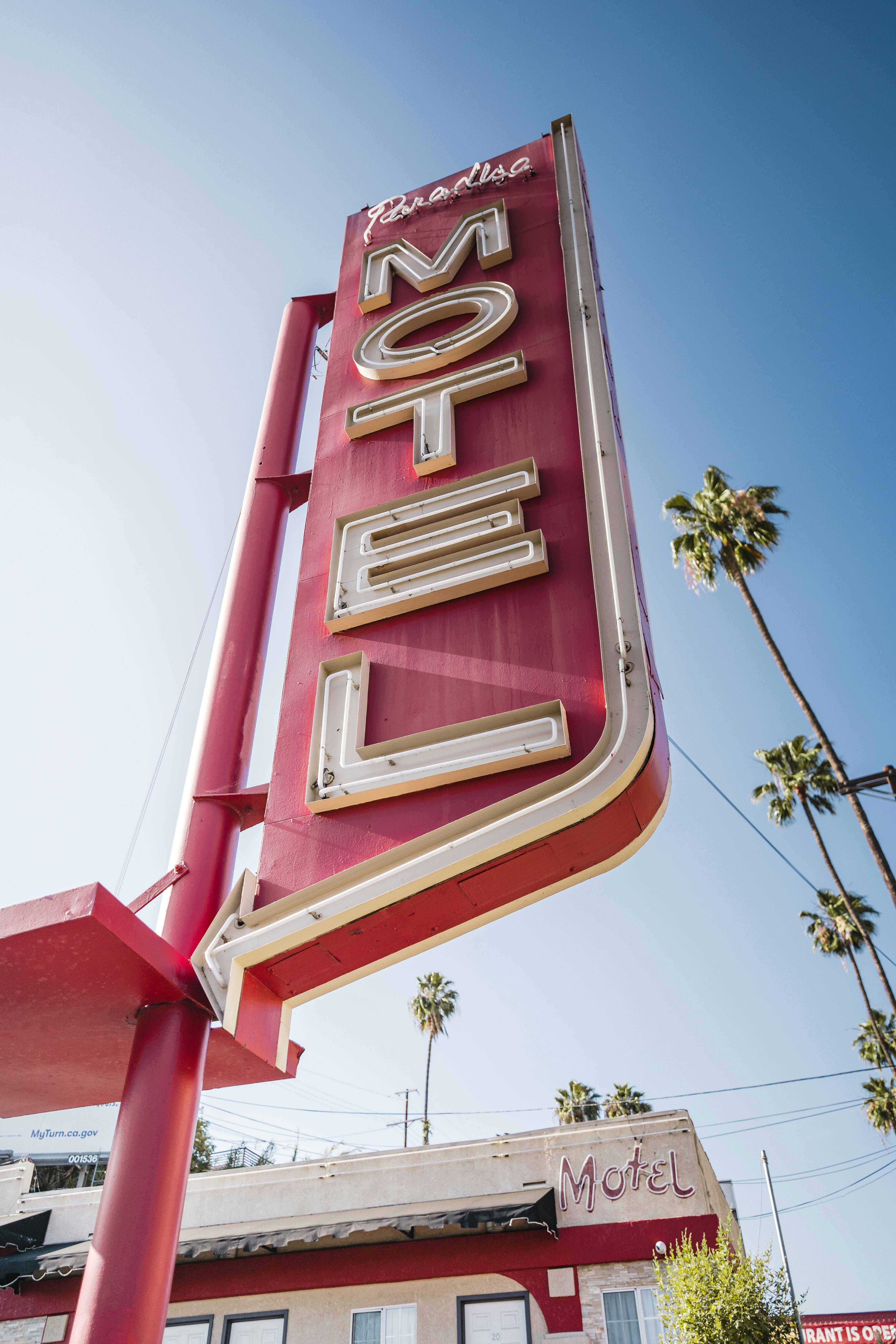 A motel sign | Source: Pexels