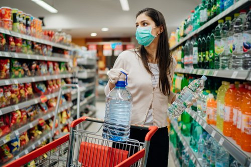 Mujer con tapabocas haciendo compras en el supermercado. | Foto: Shutterstock