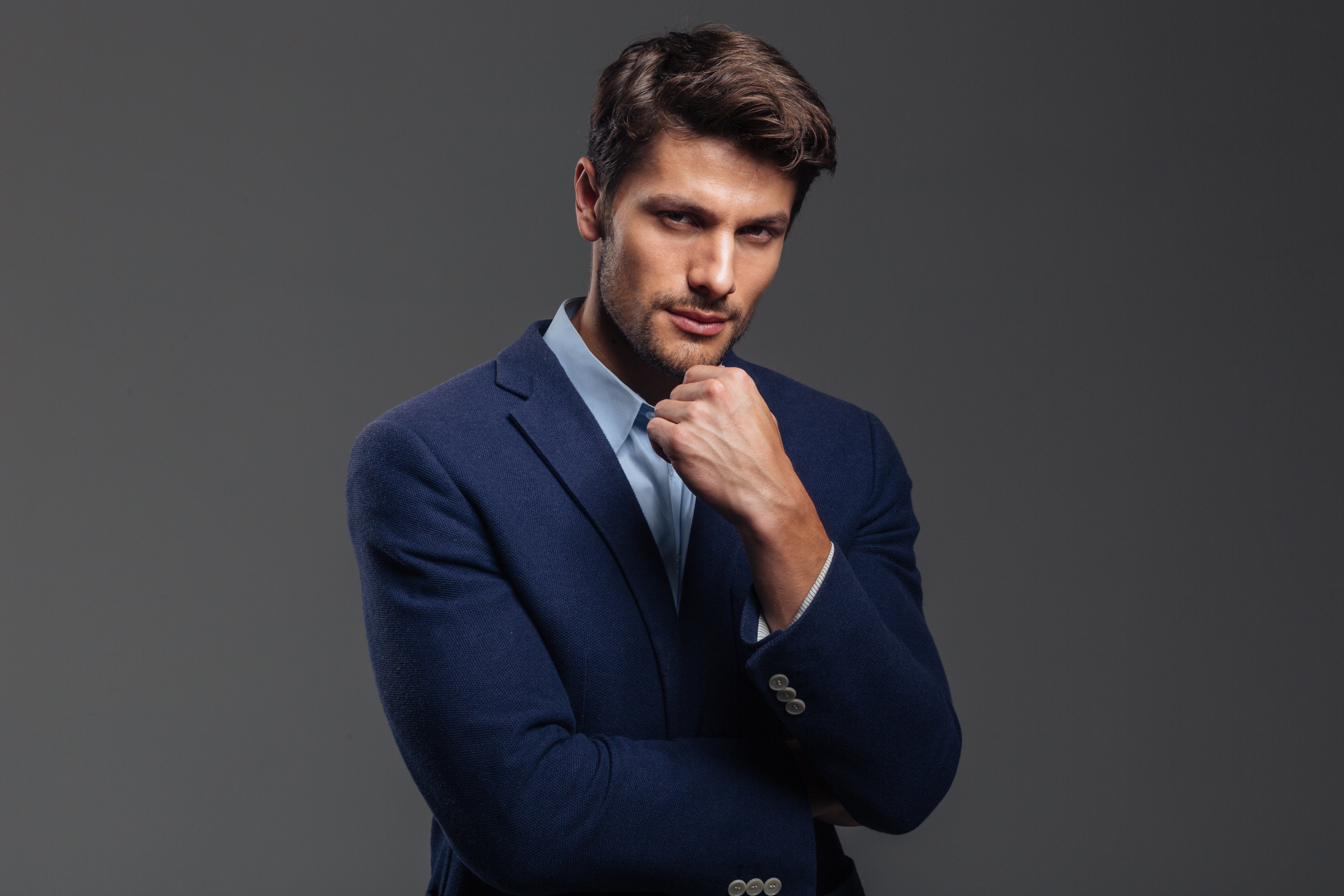 Hombre atractivo y sensual con traje y corbata. | Fuente: Shutterstock