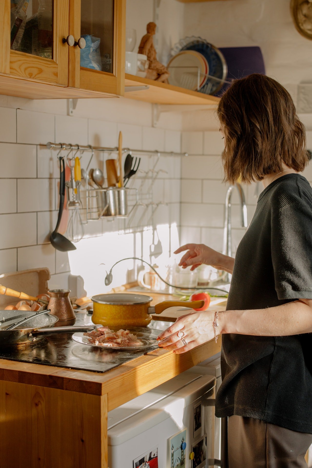 She was chatting with Amanda in the kitchen and heard Juan's voice. | Source: Pexels