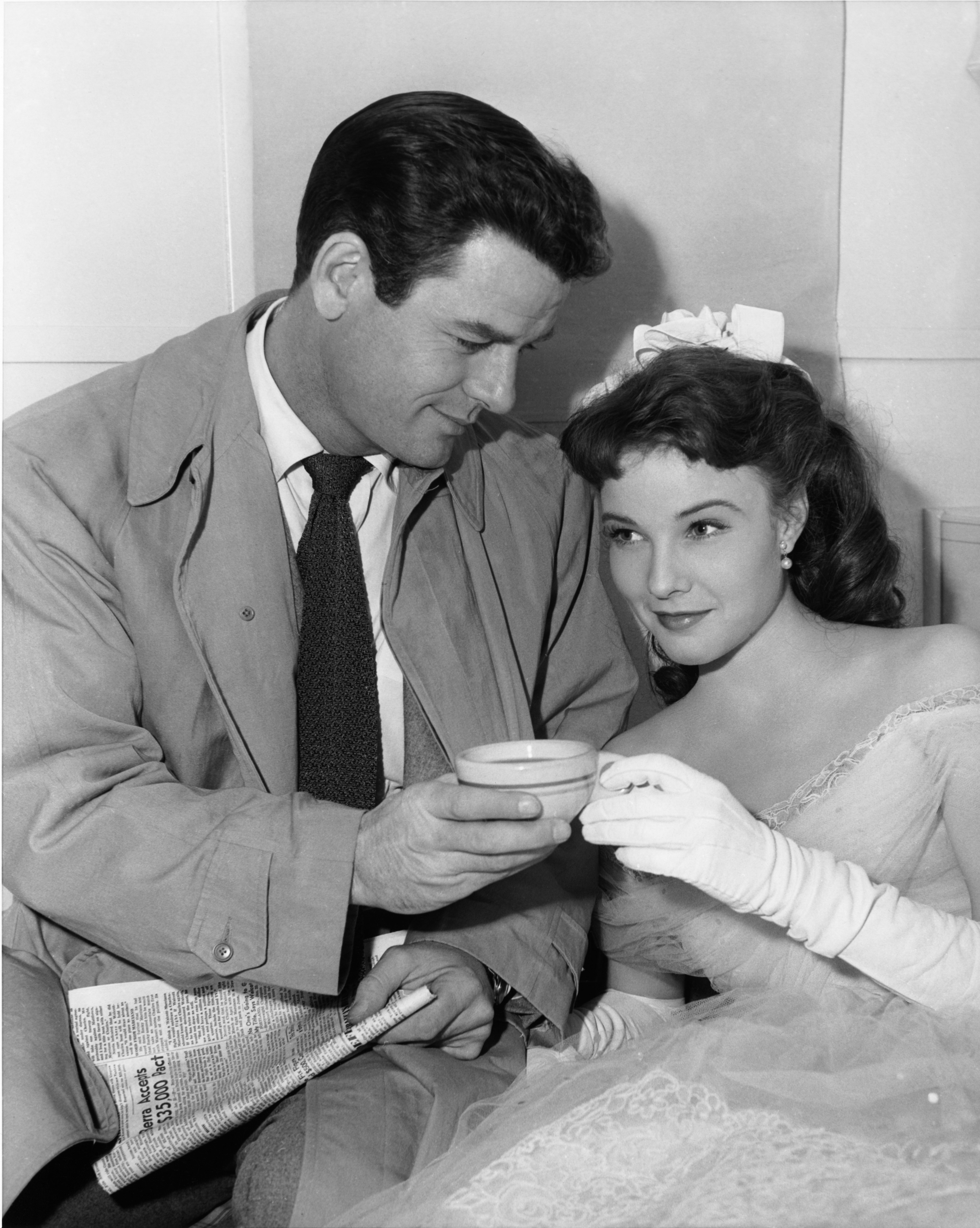 Gig Young and co-star Janice Rule on the set of the MGM film "Holiday for Sinners," in 1952 | Photo: Getty Images