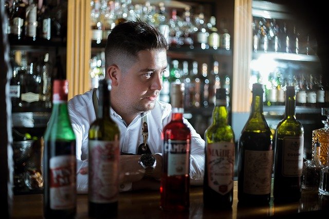 Photo of a man sitting at a bar | Photo: Pixabay