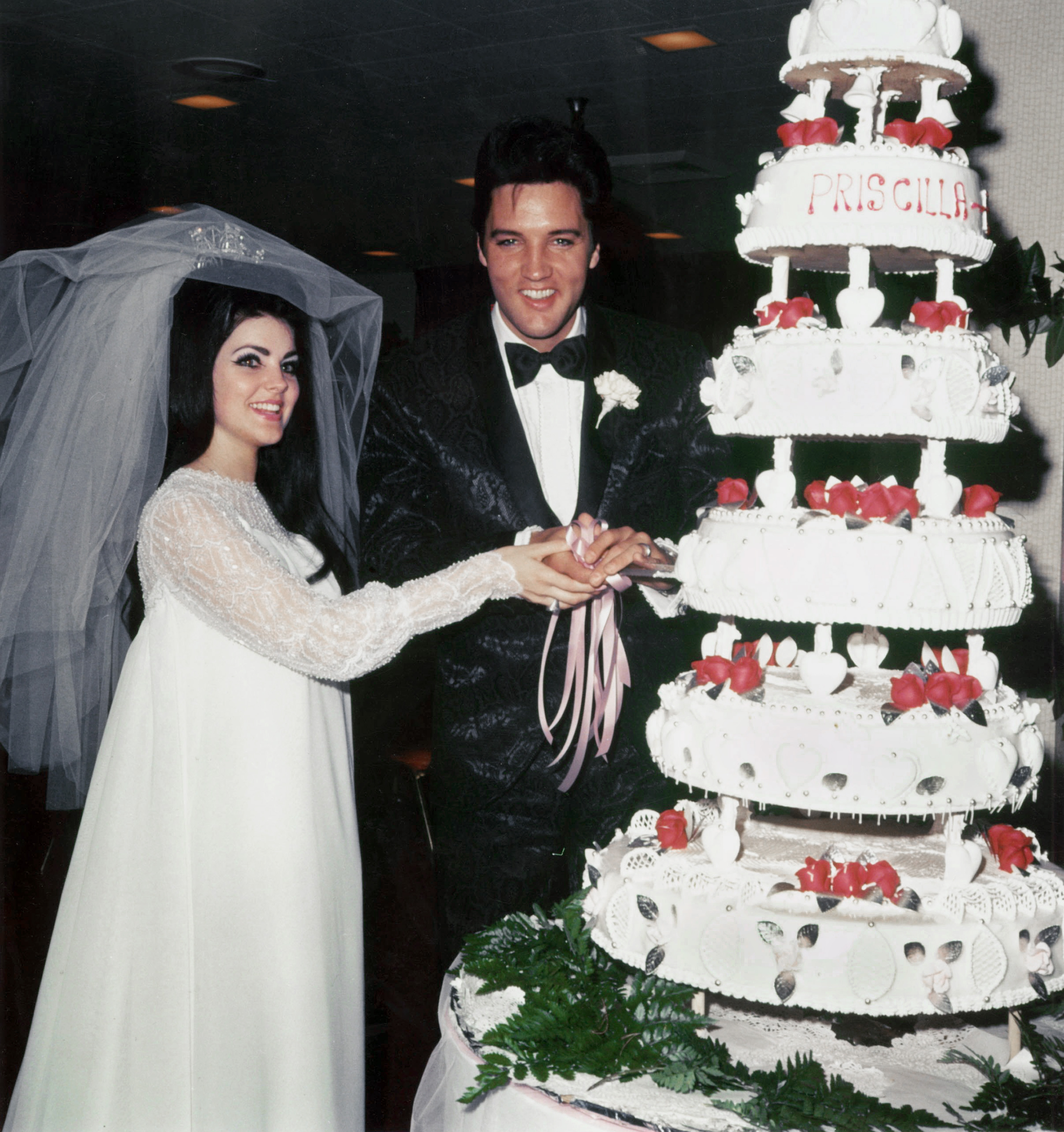 Priscilla Presley and Elvis Presley on their wedding day on May 01, 1967 | Source: Getty Images