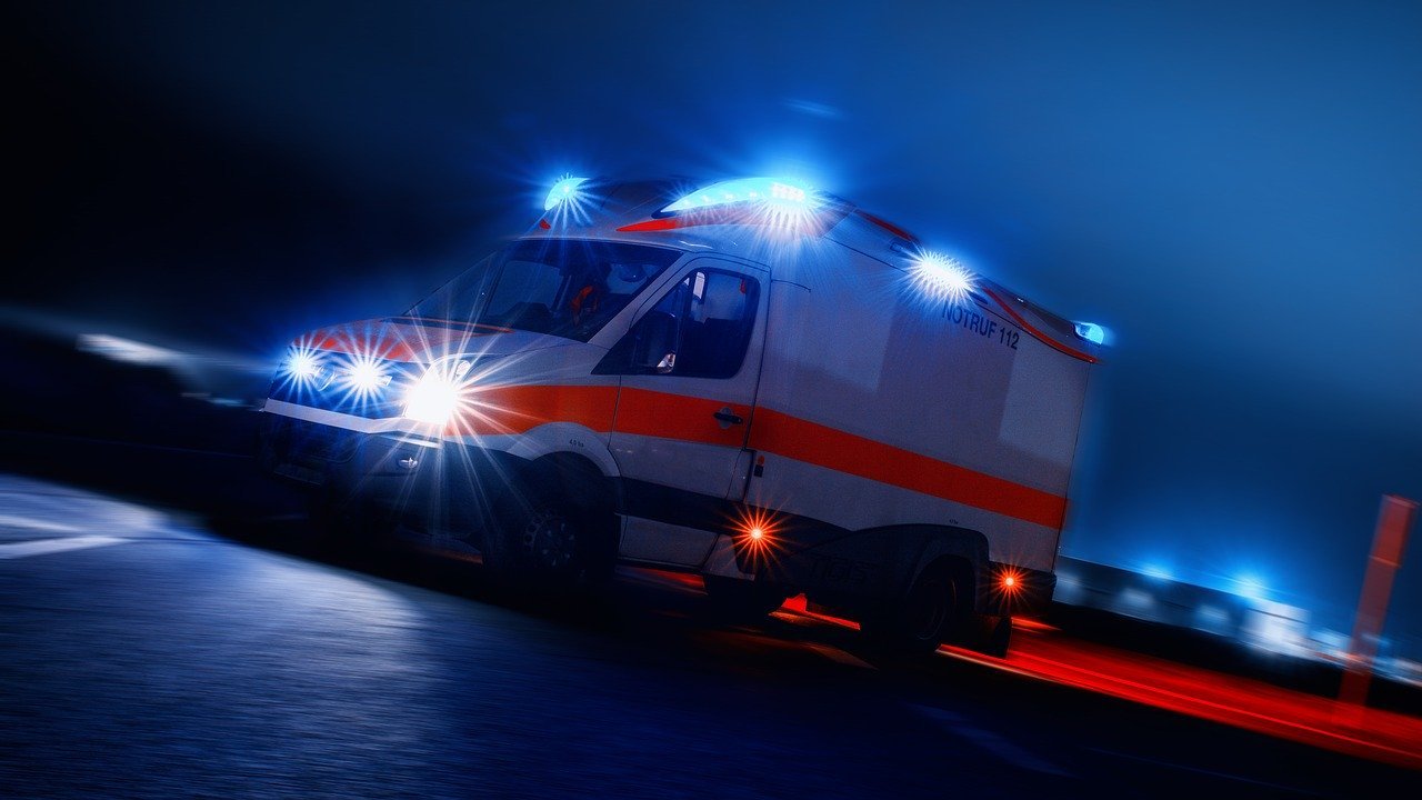 Ambulancia circulando de noche por una carretera. | Foto: Pixabay