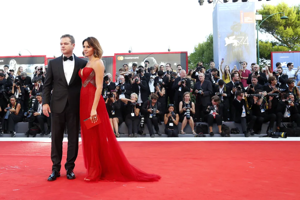 Matt Damon et sa femme Luciana Damon arrivent à la première de 'Downsizing' et à l'ouverture de la 74e Mostra de Venise au Palazzo del Cinema le 30 août 2017 à Venise, en Italie | Source : Getty Images