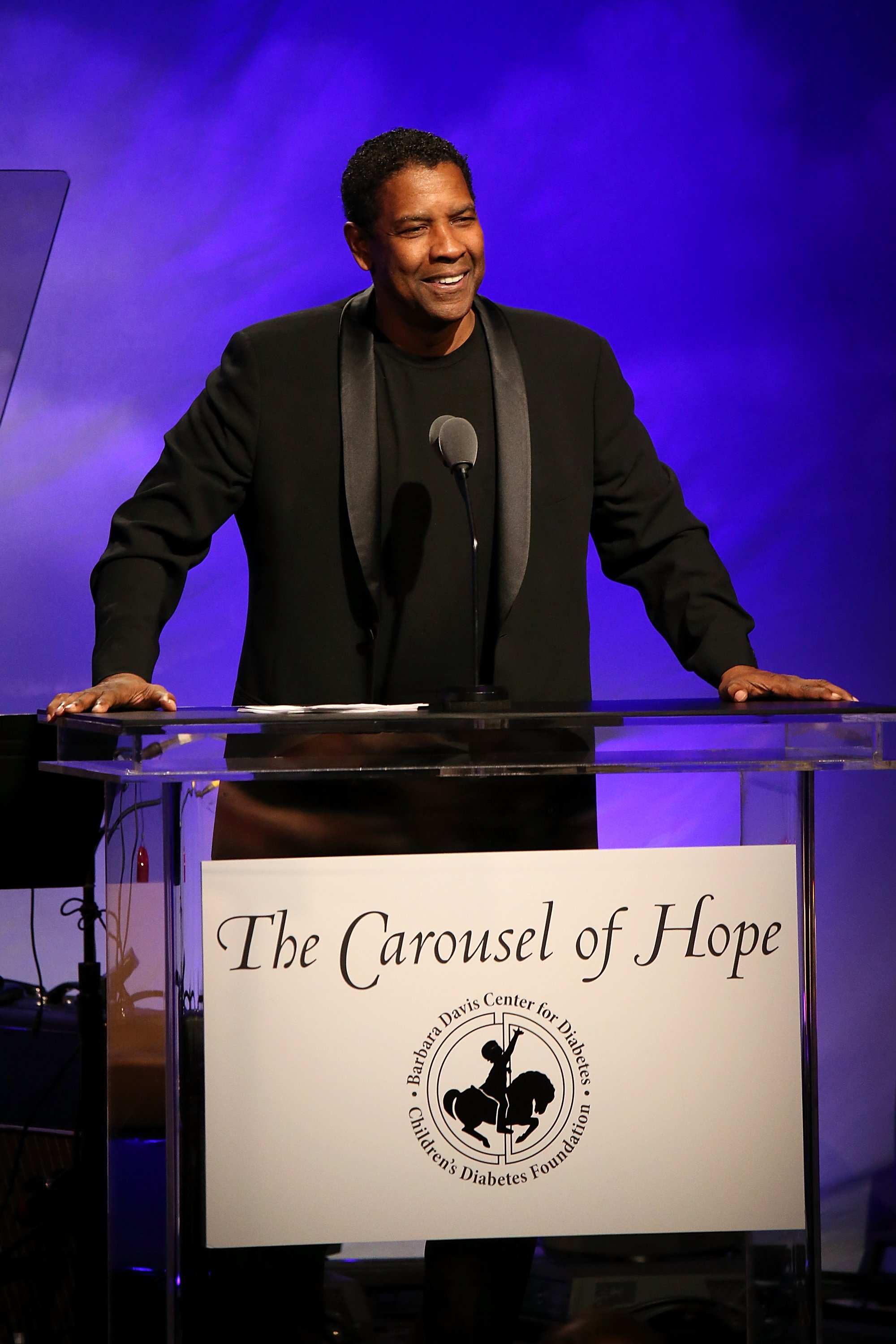 Schauspieler Denzel Washington spricht auf der Bühne während des Carousel of Hope Ball 2016 im Beverly Hilton Hotel am 8. Oktober 2016 | Quelle: Getty Images