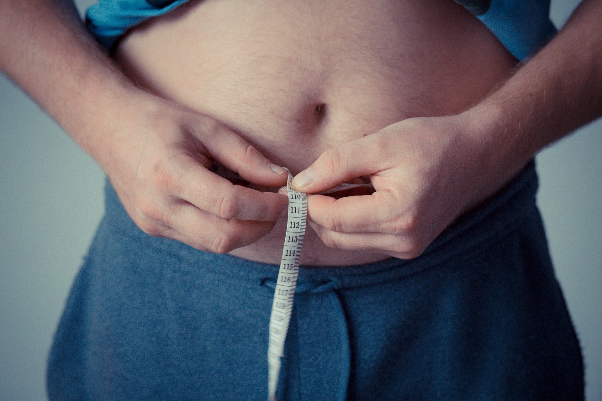 Un homme qui mesure son tour de taille. | Source : Pixabay