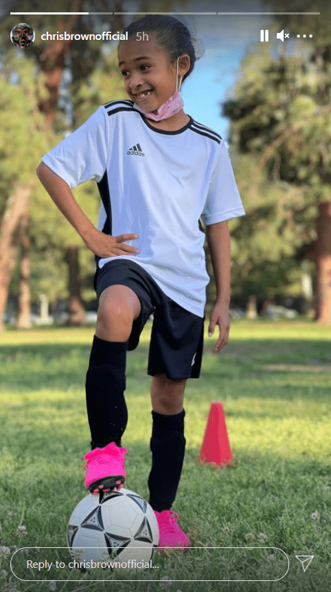 Chris Brown's daughter Royalty poses in a soccer outfit. | Photo: Instagram/@chrisbrownofficial