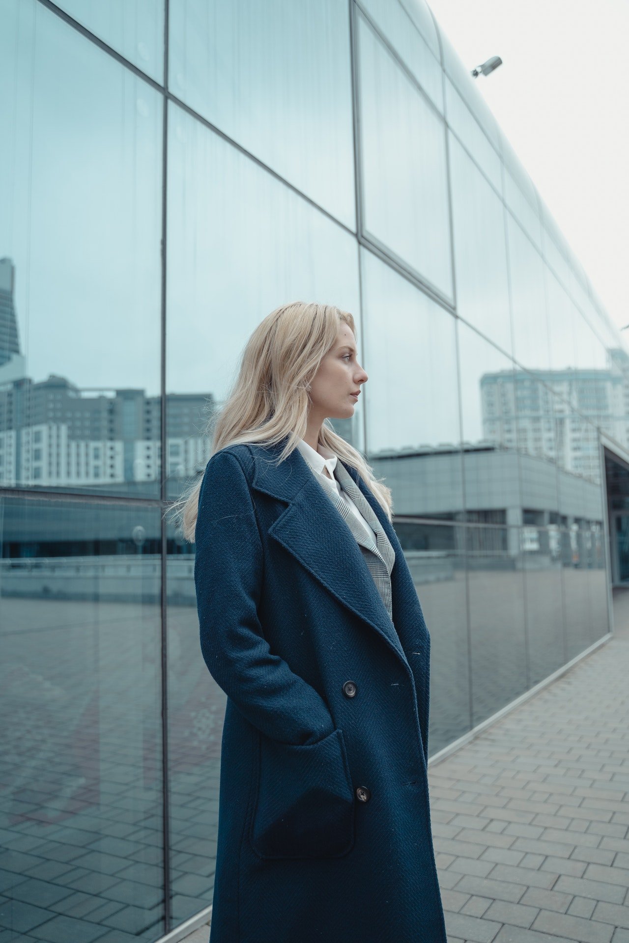 Anna did not like that someone was begging so near her home. | Source: Pexels